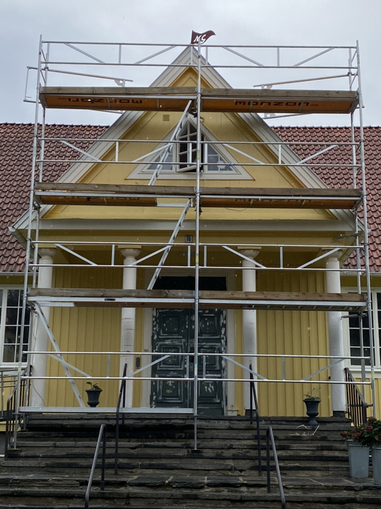 Fasaden med byggställning under exteriör renovering