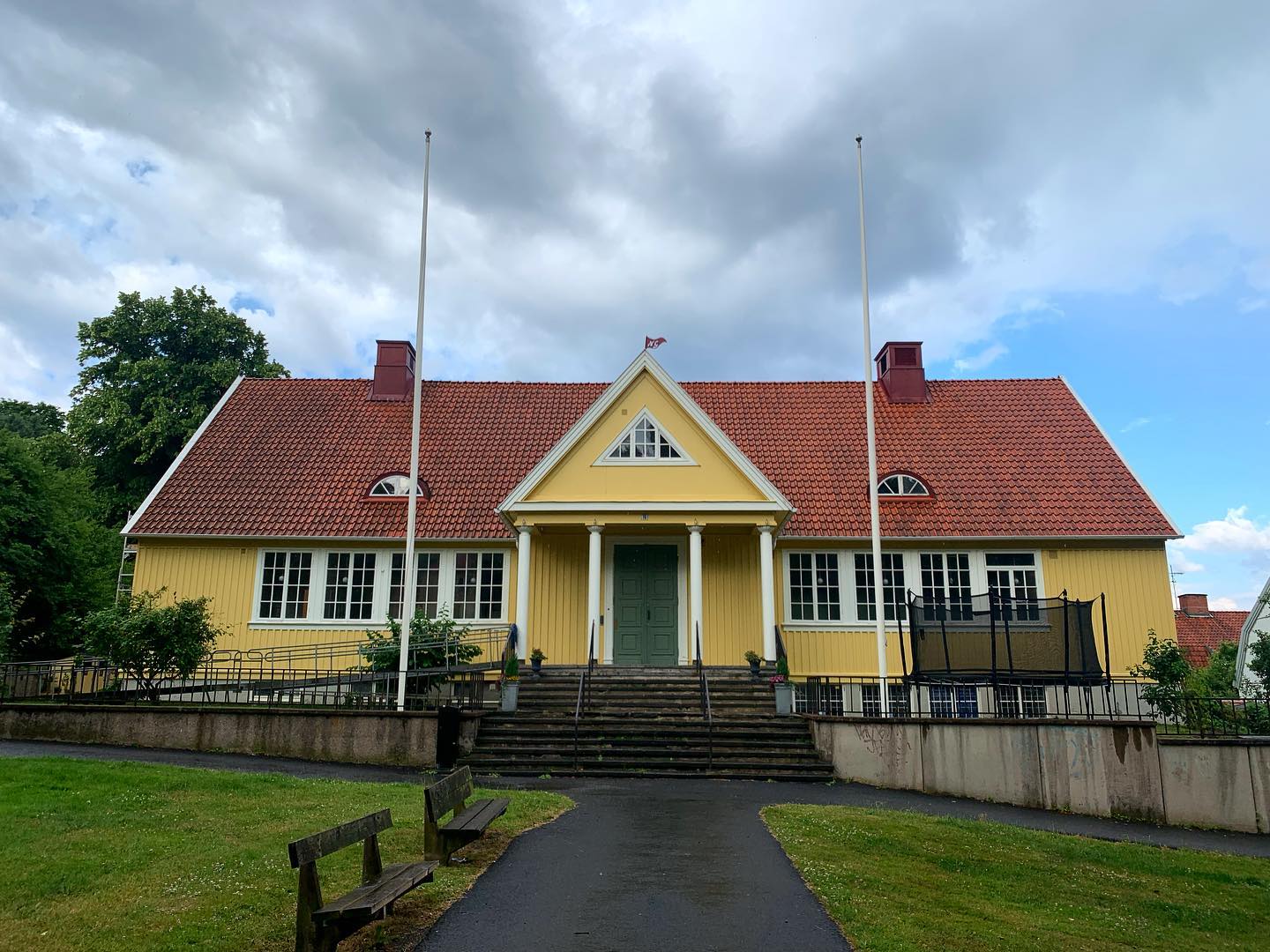 Villan framifrån en sommardag med molnig himmel