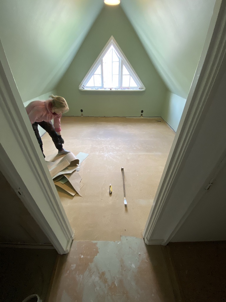 Gammalt golvmaterial rivs upp i vindsrum