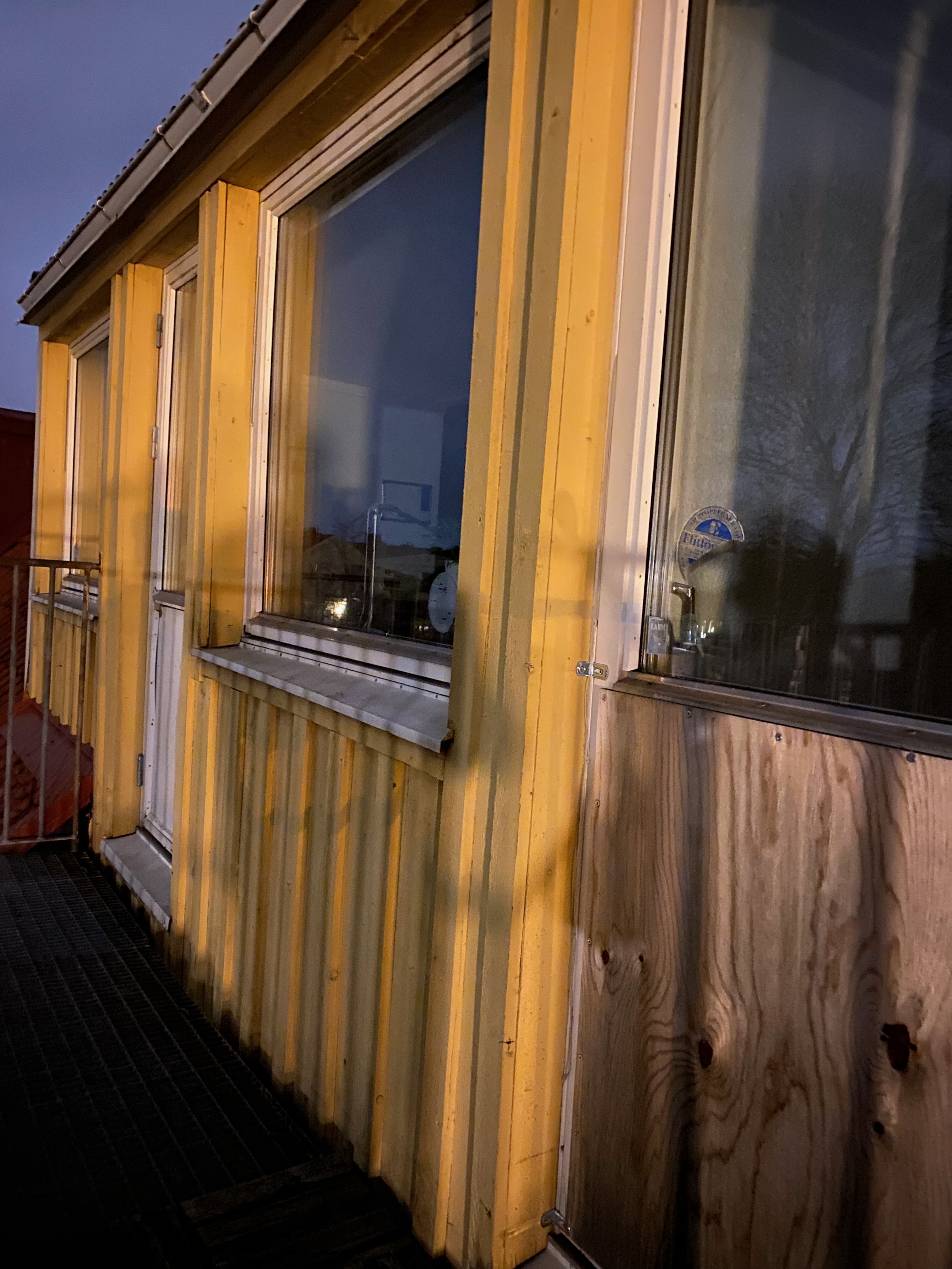 Fasad med plywoodlagning och rått trä