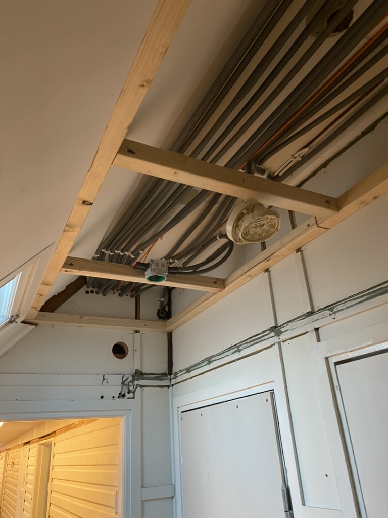 Nypanelad vindskorridor med LED-belysning