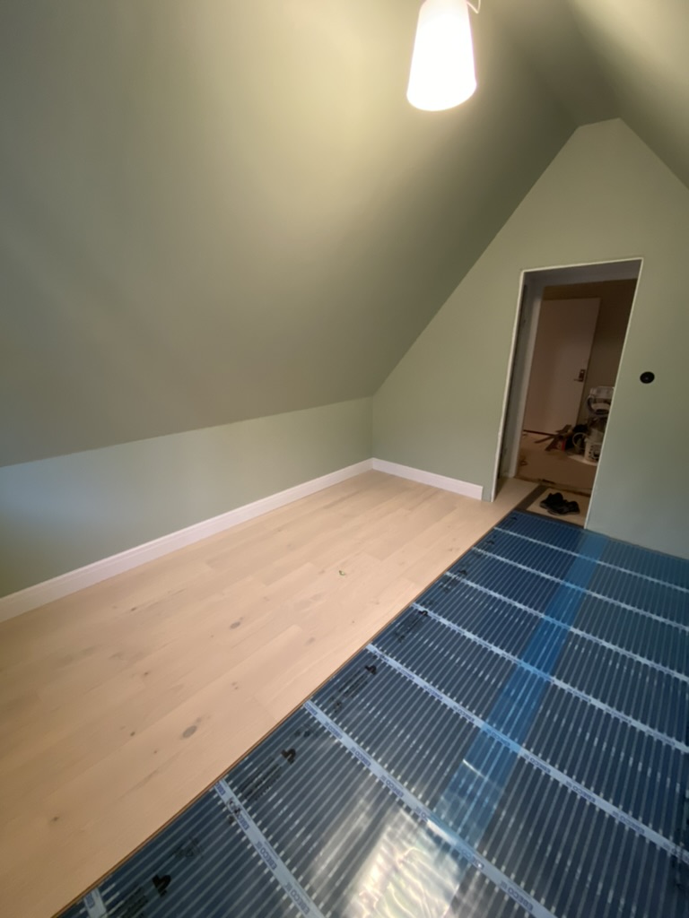 Golvvärme och nytt trägolv läggs på vinden