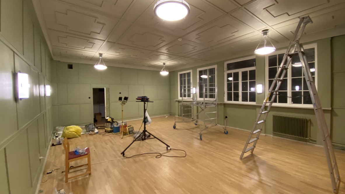 Konferensrummet under målning med ställning och arbetsbelysning