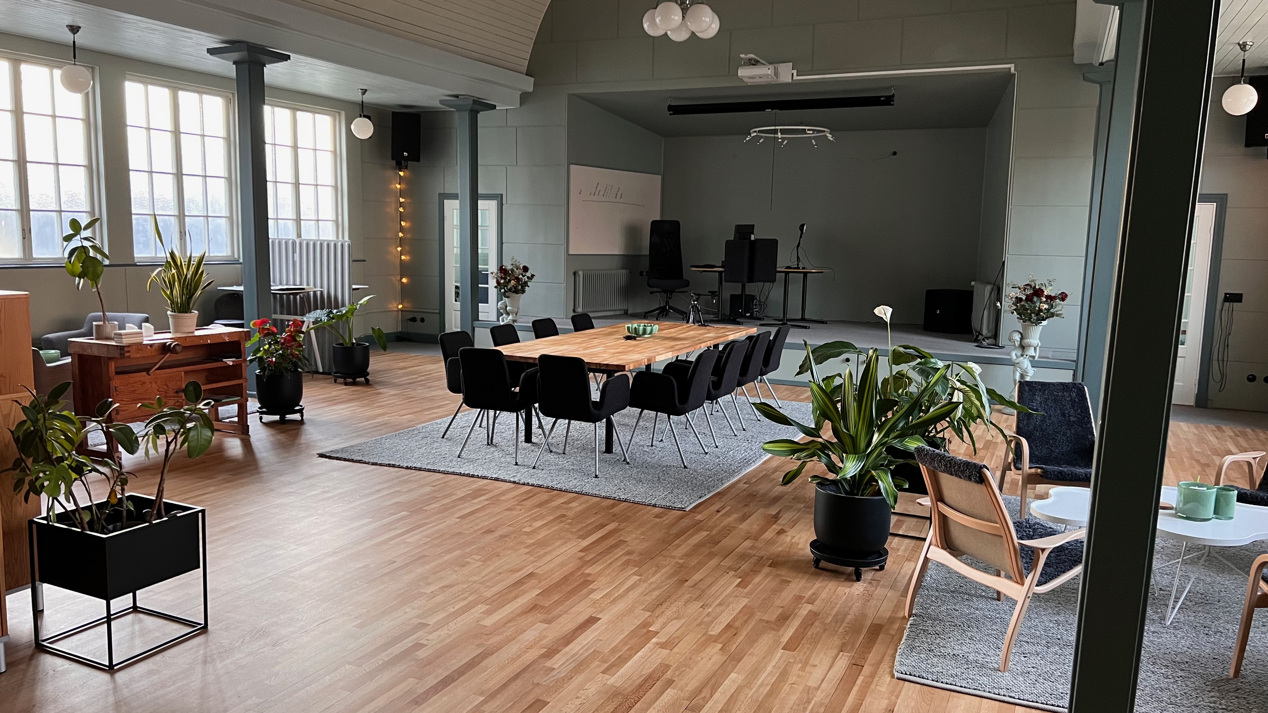 Stora salen med matbord, växter och valvtak