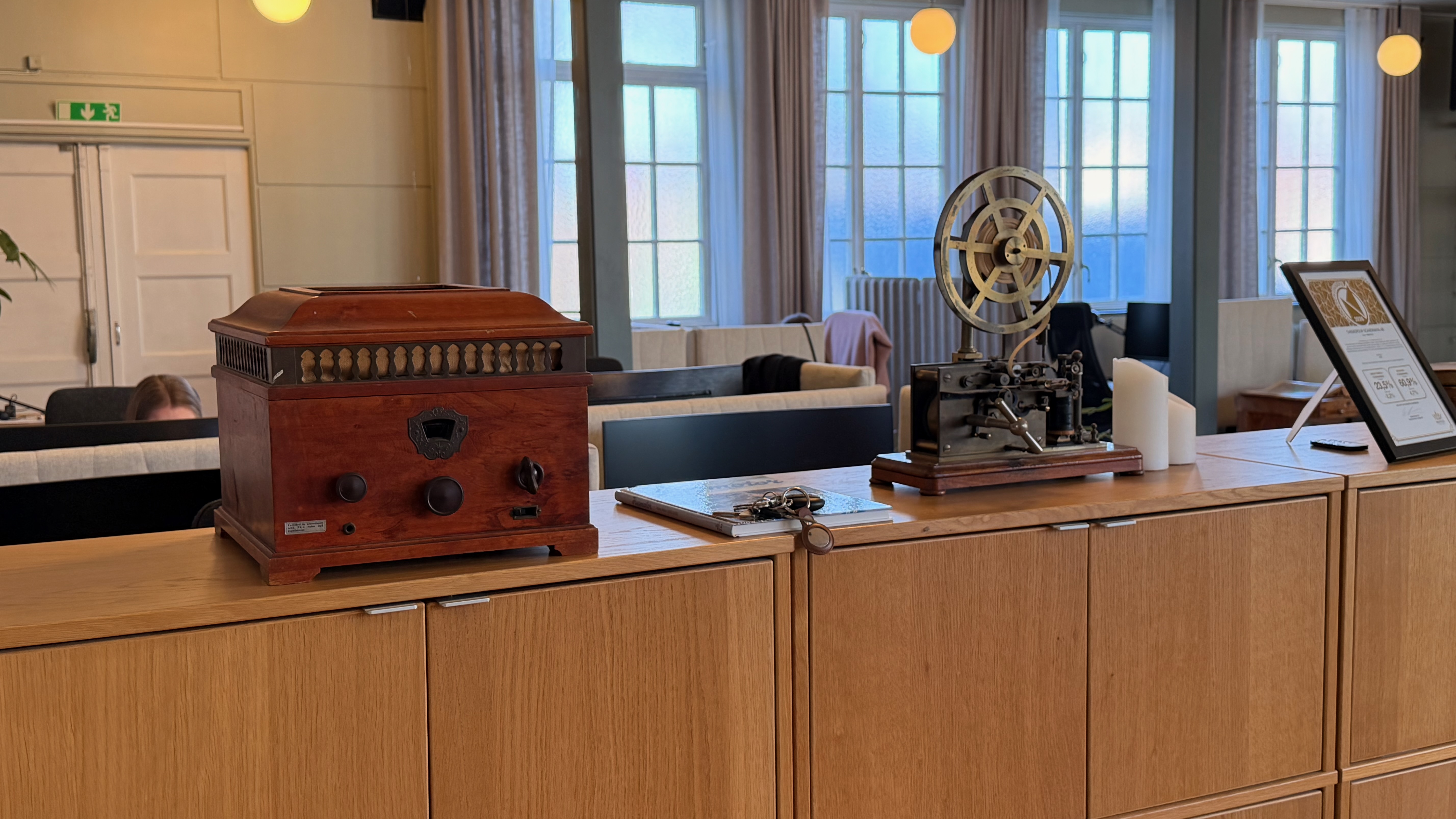 Gammal rörradio och Liesegang-projektor uppställda i Villa Bagaregården