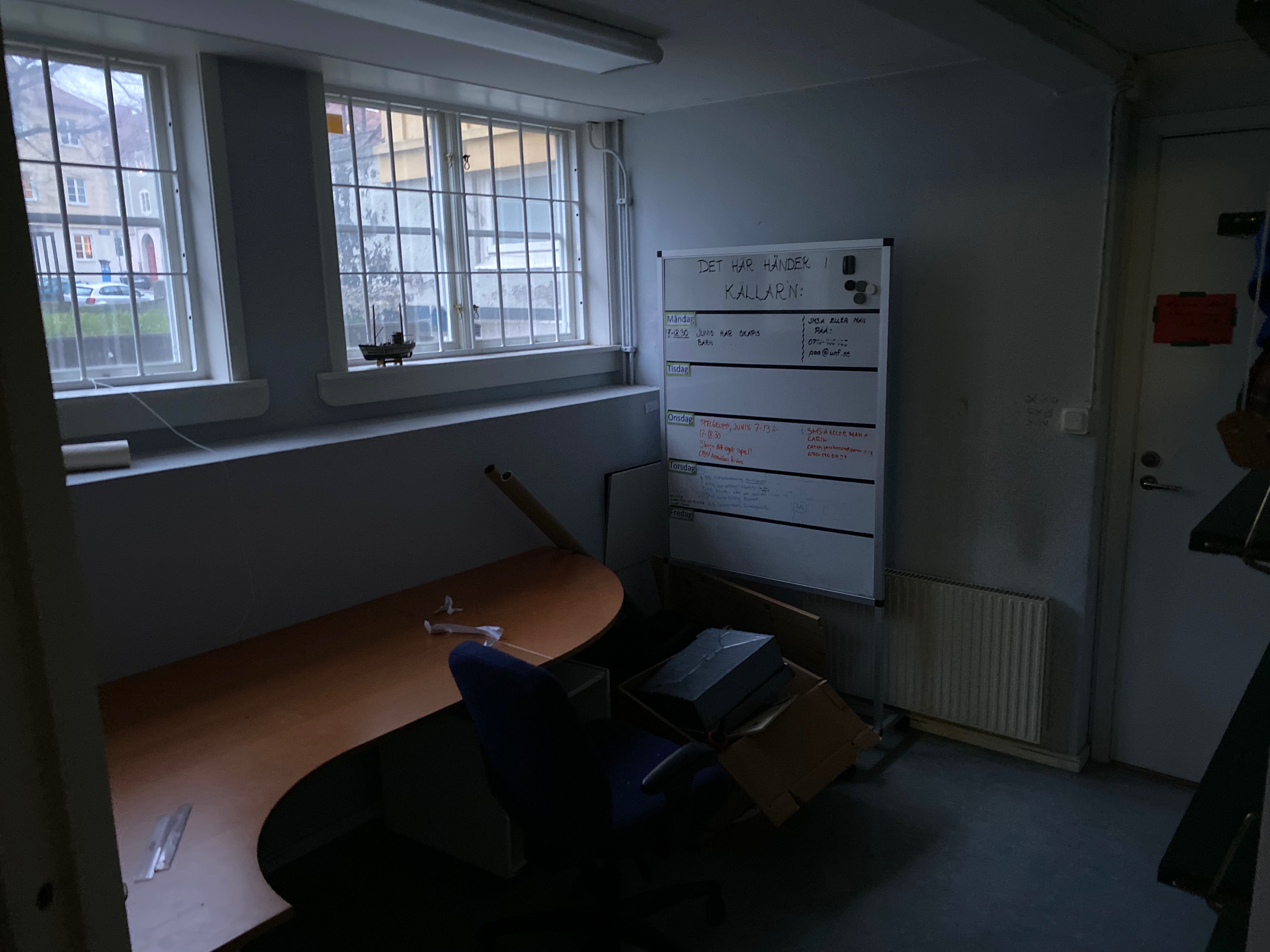 Orenoverat kontorsrum med gammalt skrivbord