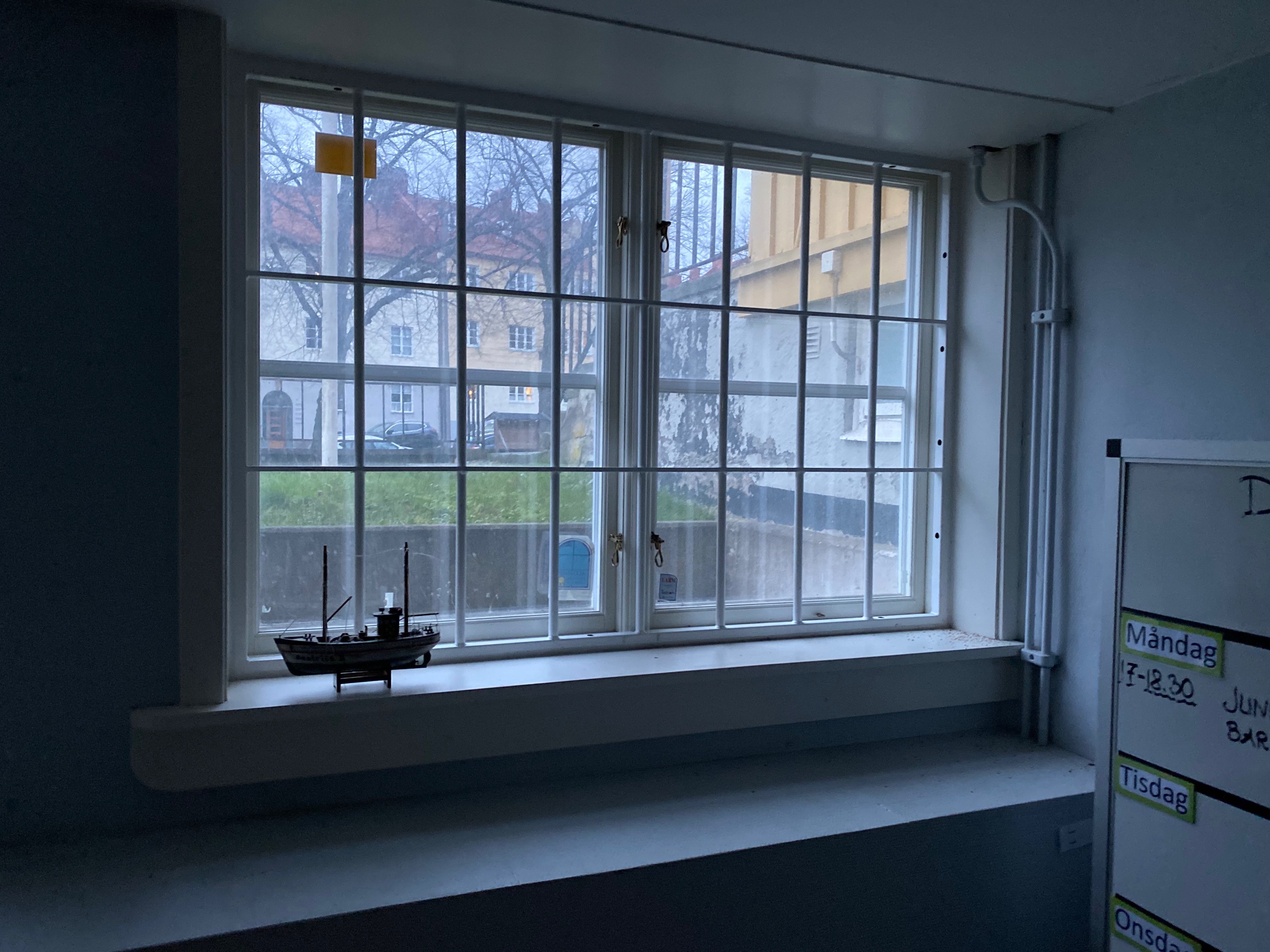 Fönstervy med modellskepp på fönsterbrädan