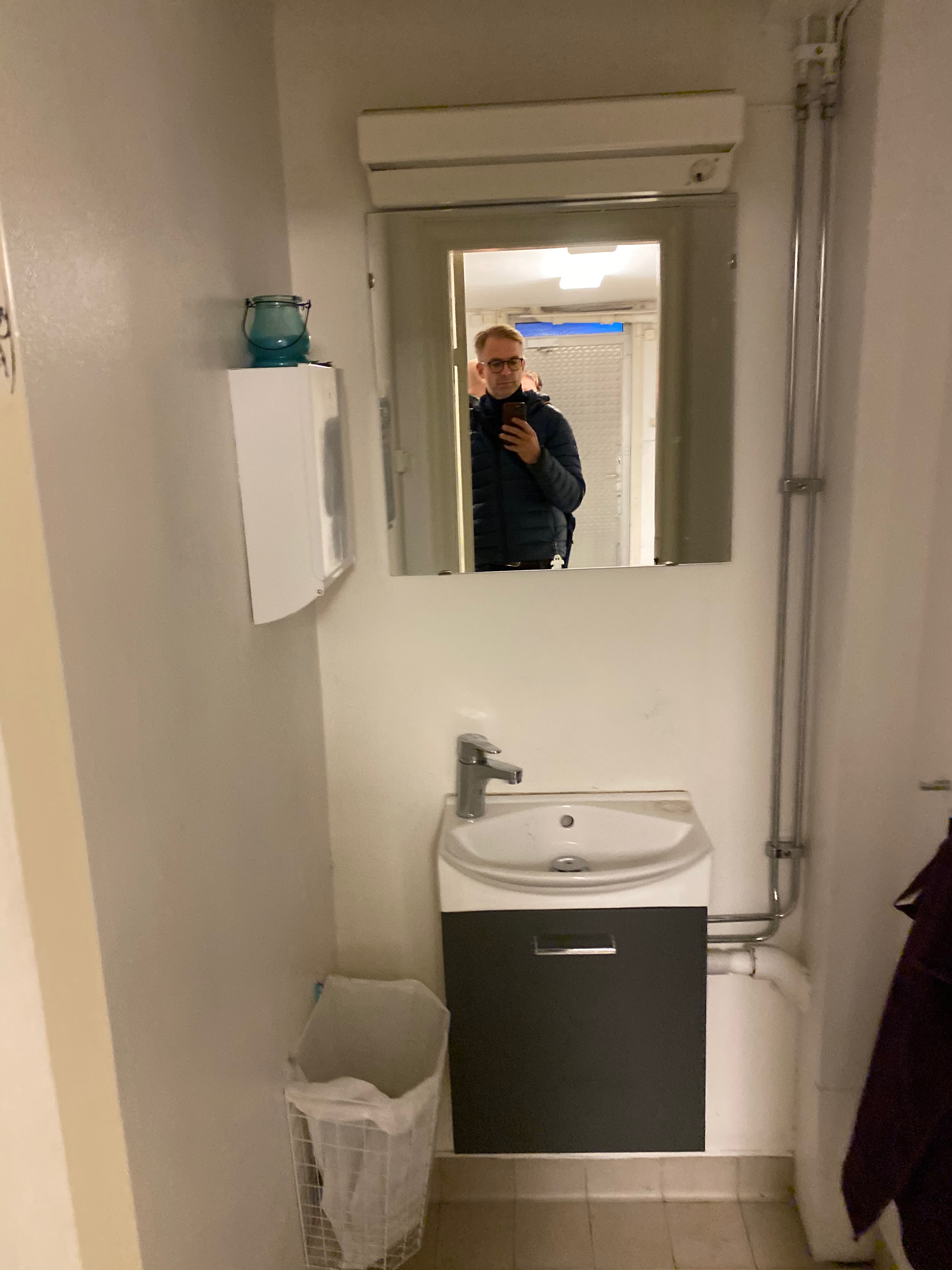 Tvättställ i litet badrum med spegel