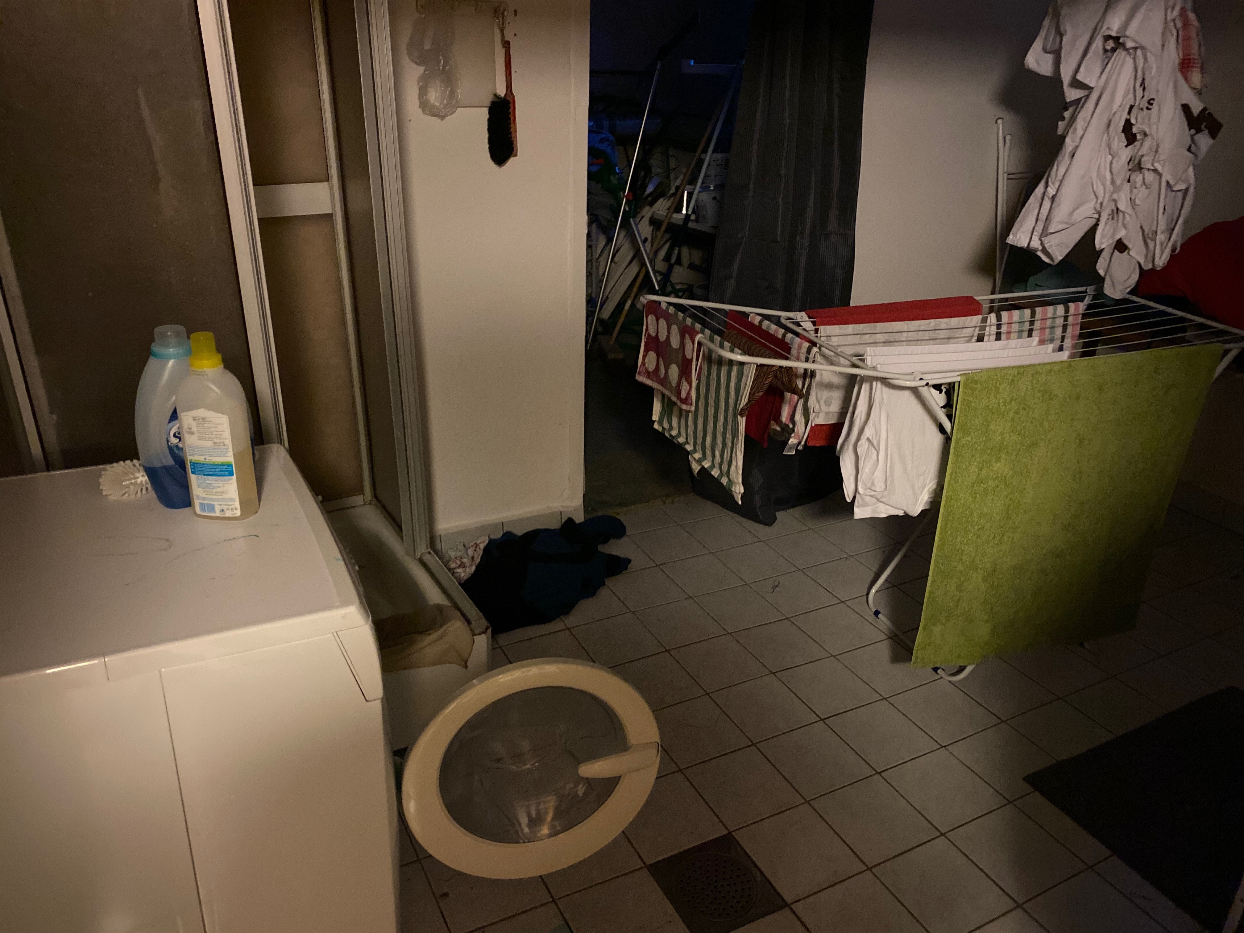 Tvättstuga med tvättmaskin och torkställning