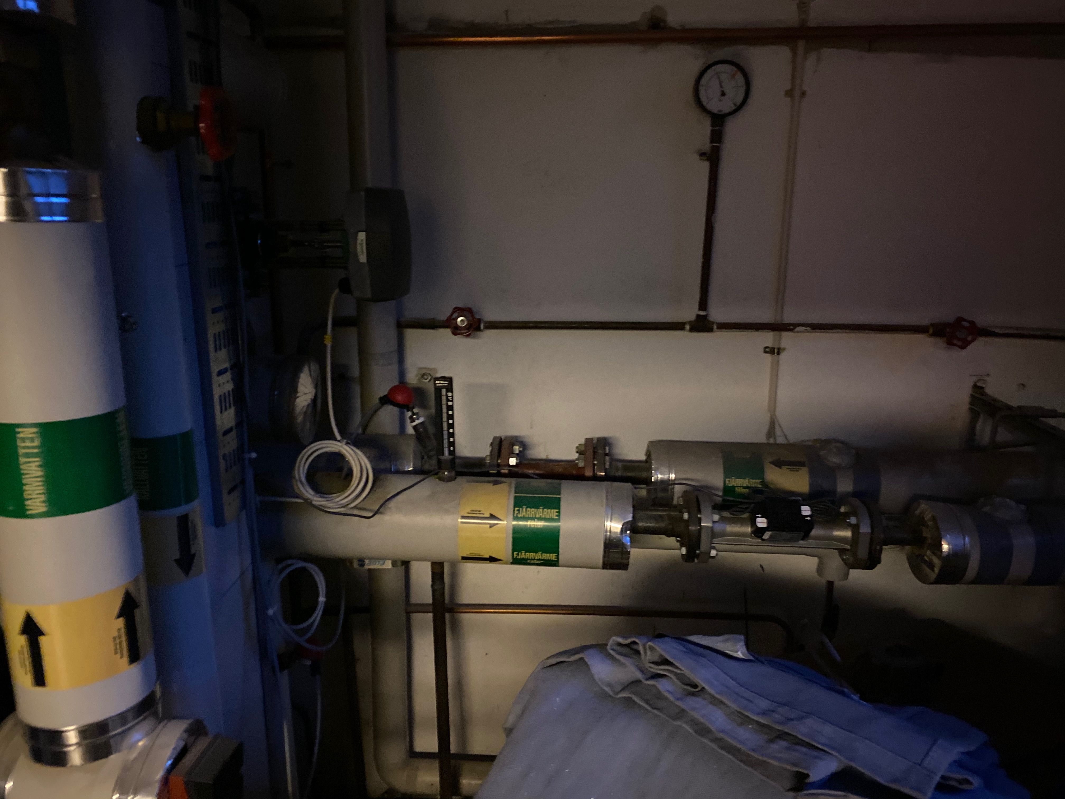 Pannrum annan vinkel med rör och mätare