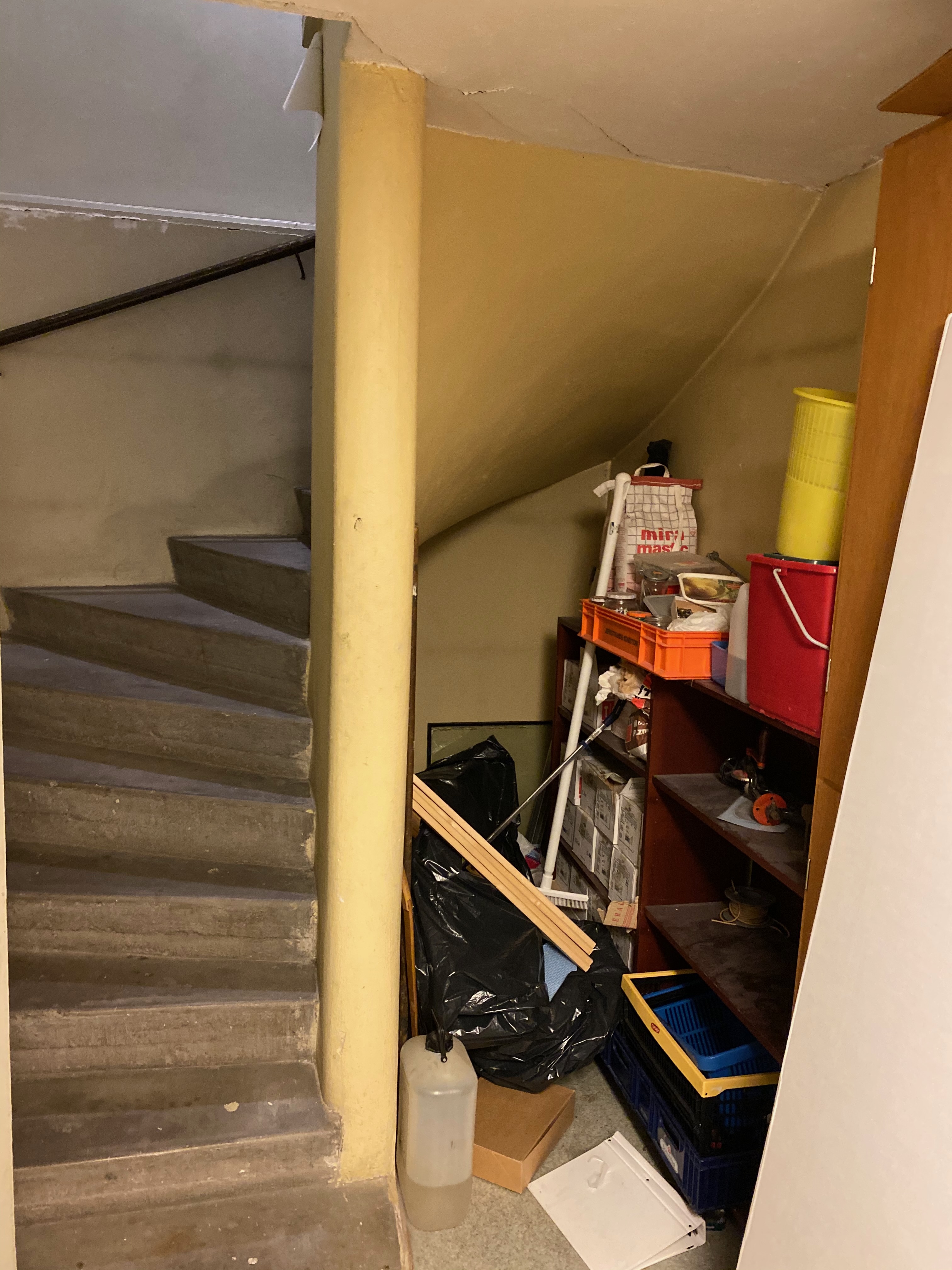 Källartrappa med förråd under trappan
