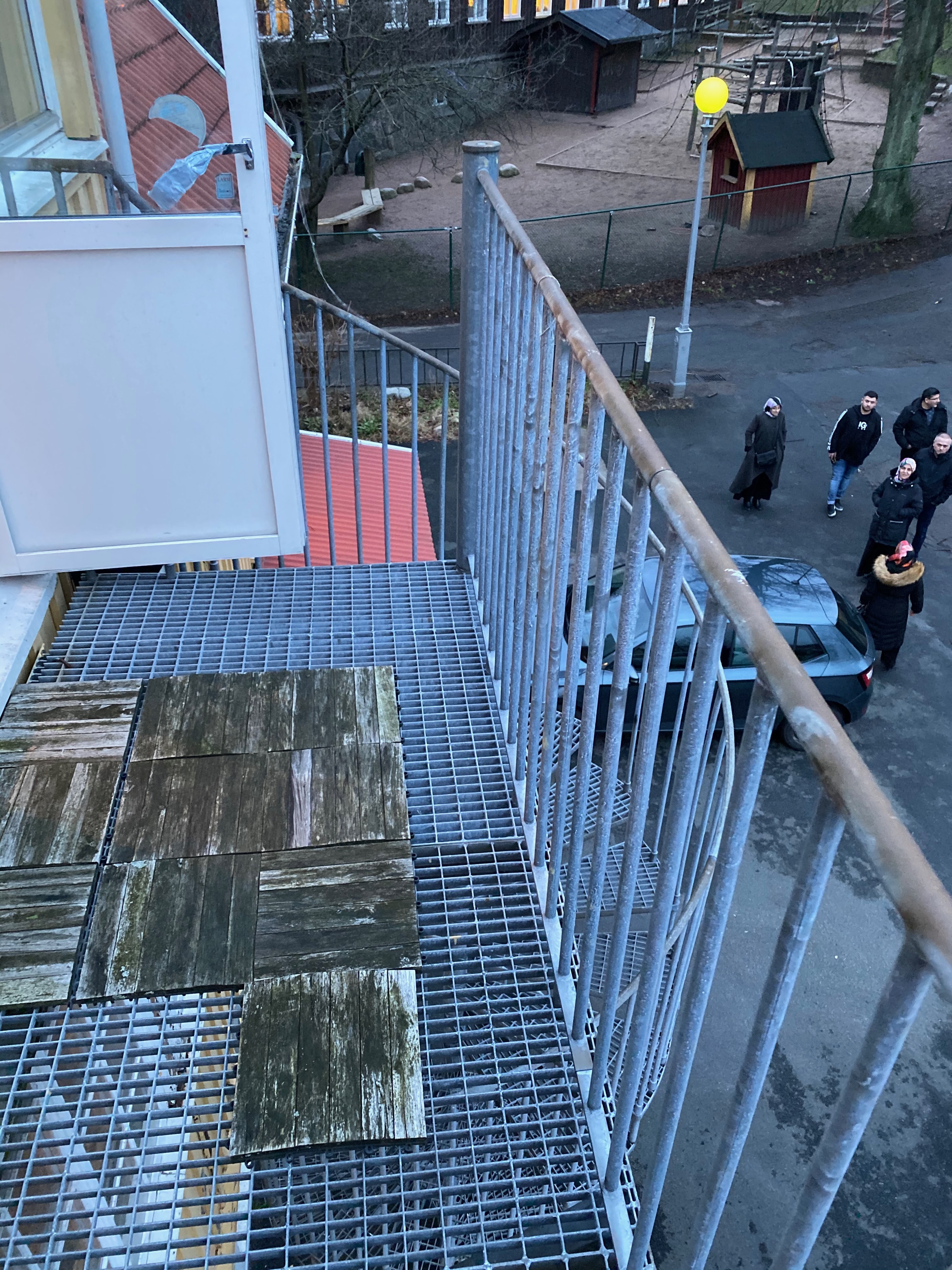 Metallbalkong med slitna trädäck