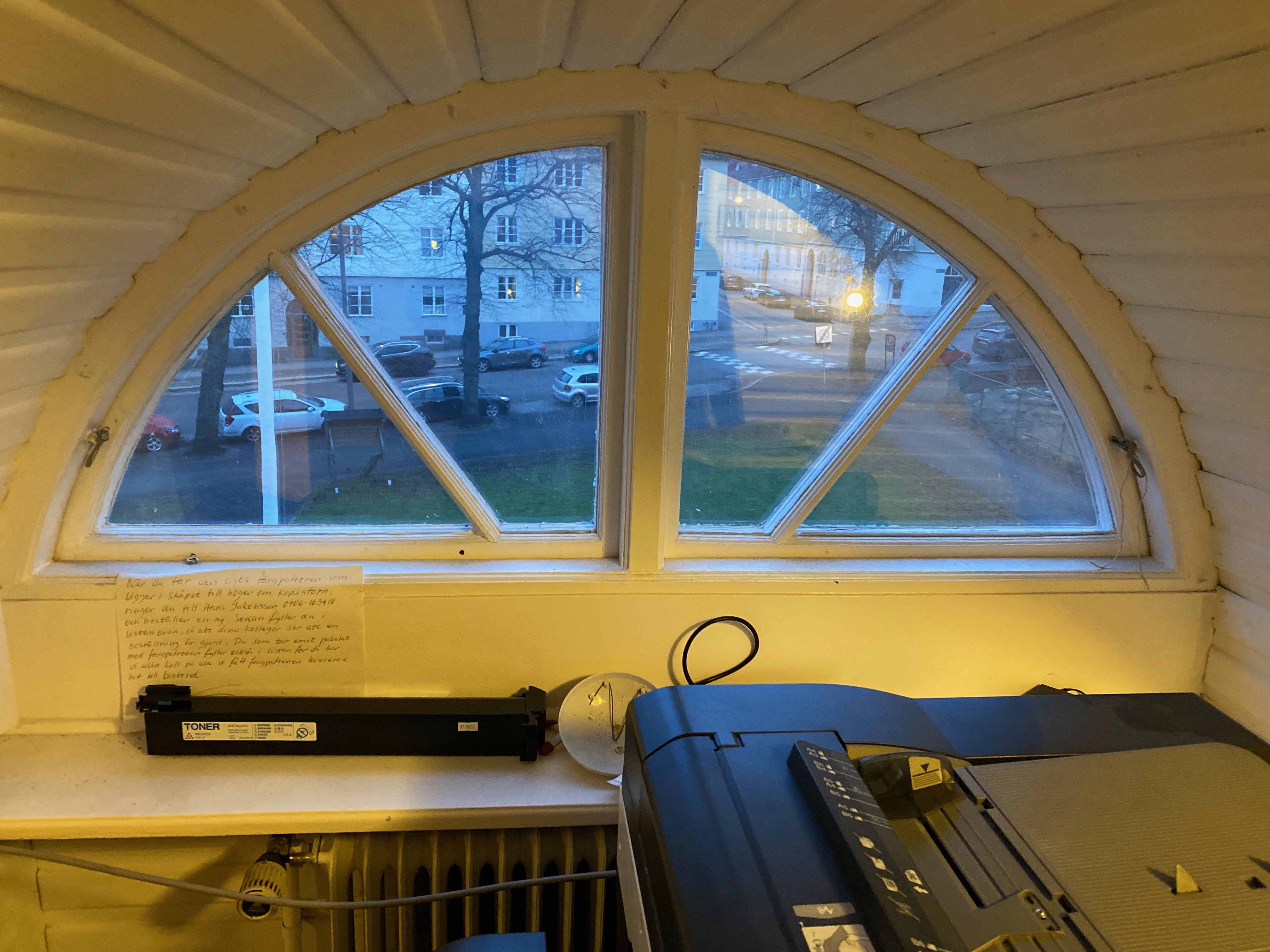 Vindens halvmånefönster med skrivare och radiator