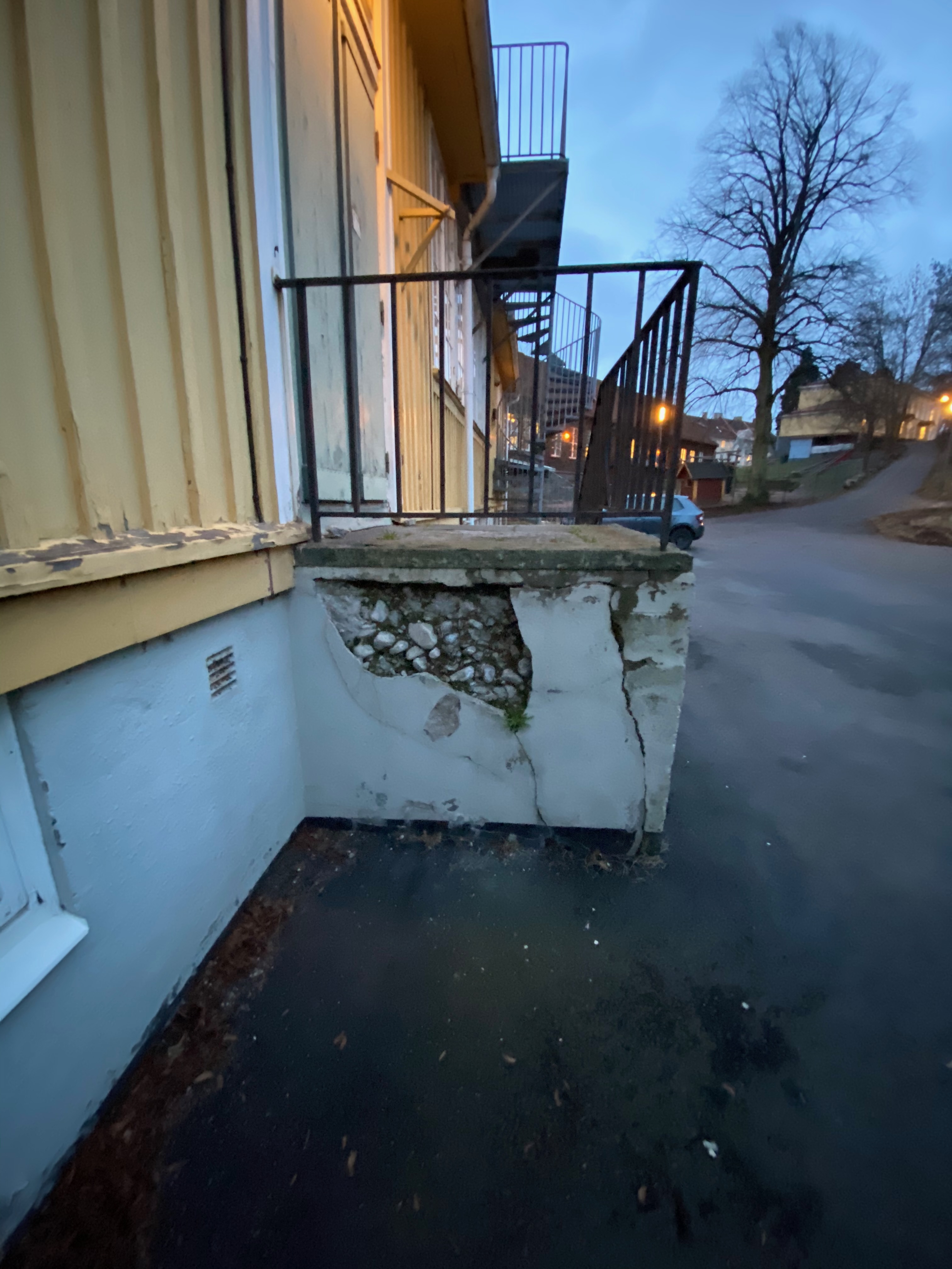 Sprucken och vittrad grundpelare