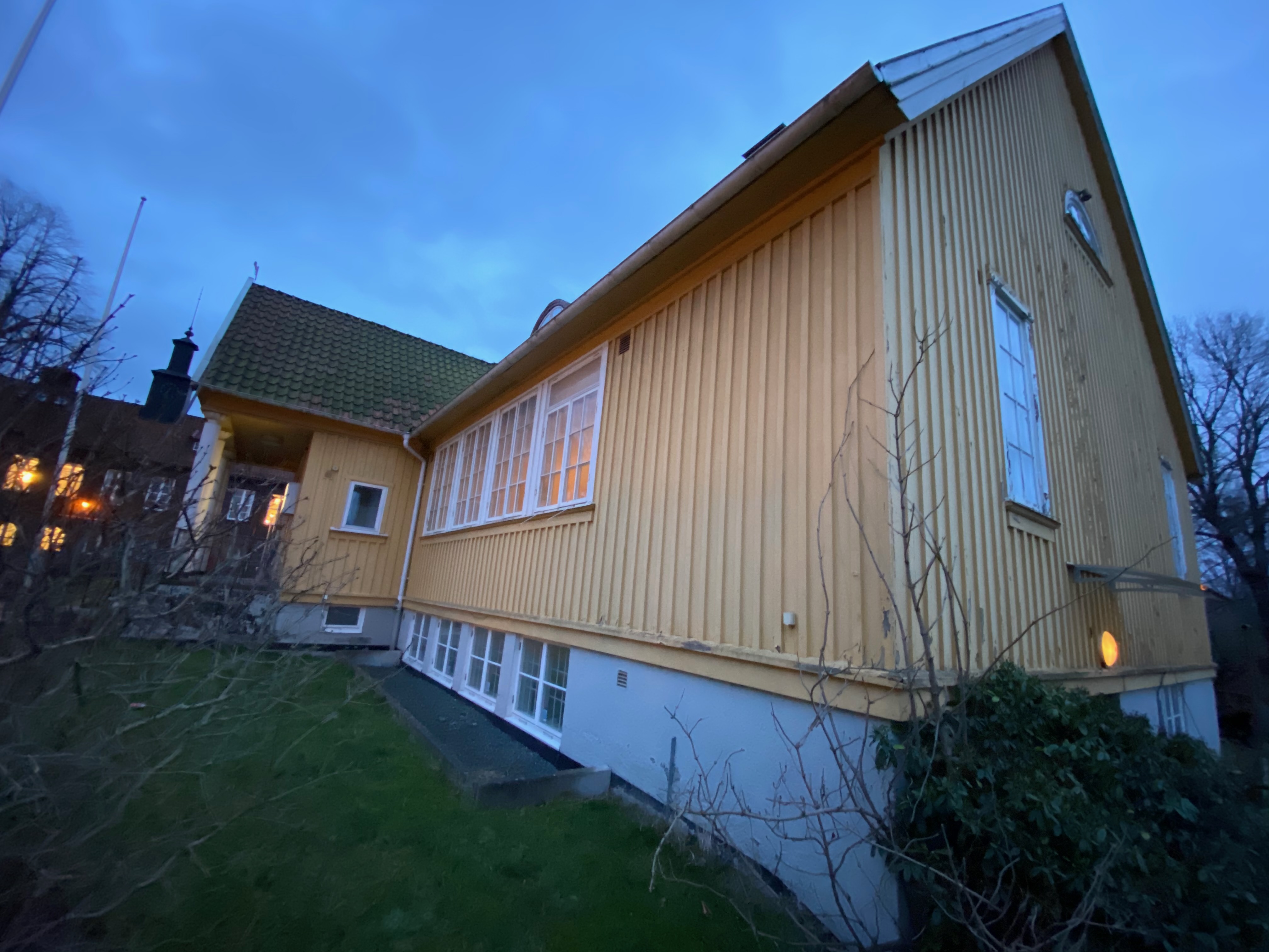 Baksidan av villan i skymningsljus