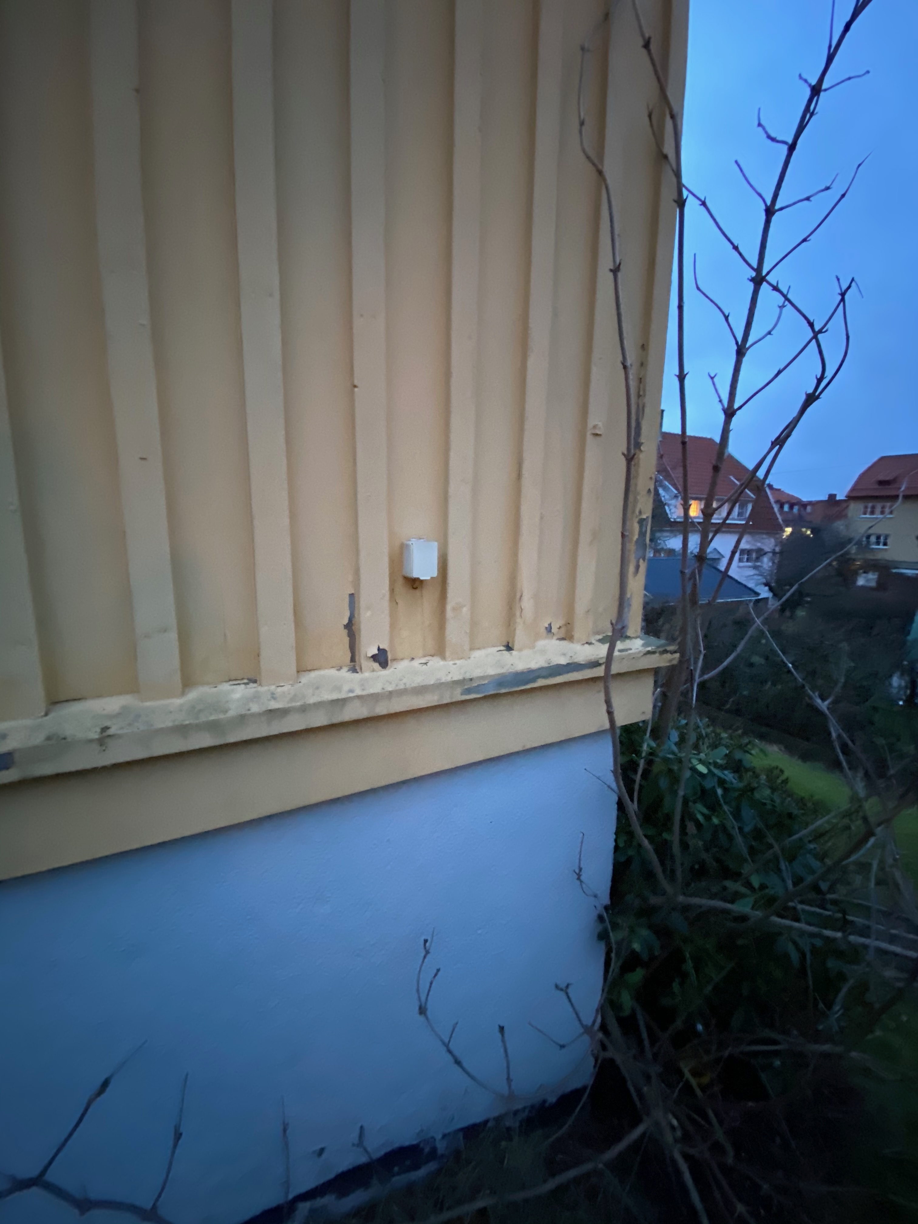 Sliten träpanel vid grundlinjen