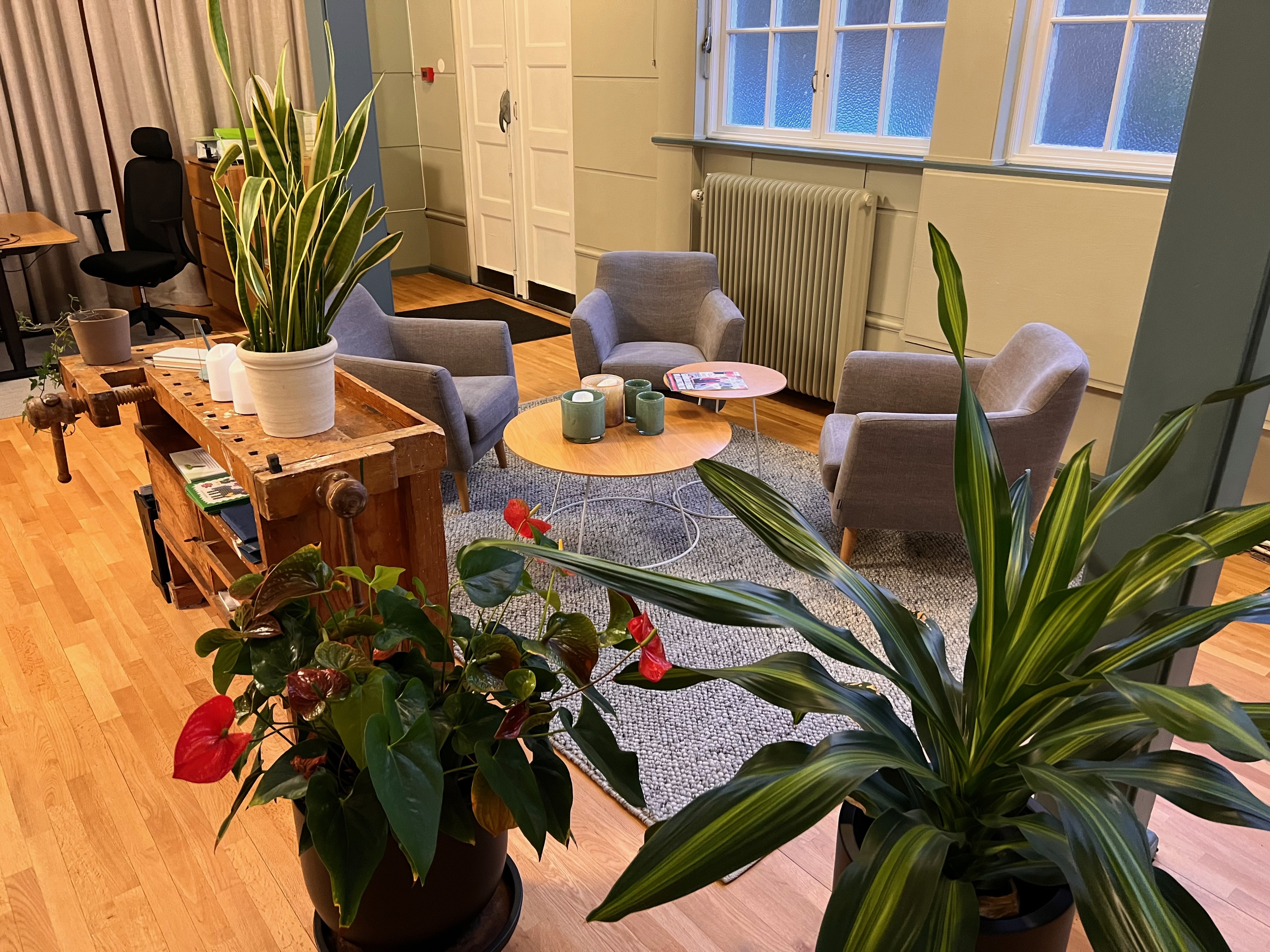 Sittgrupp med blågrå fåtöljer och arbetsbänk