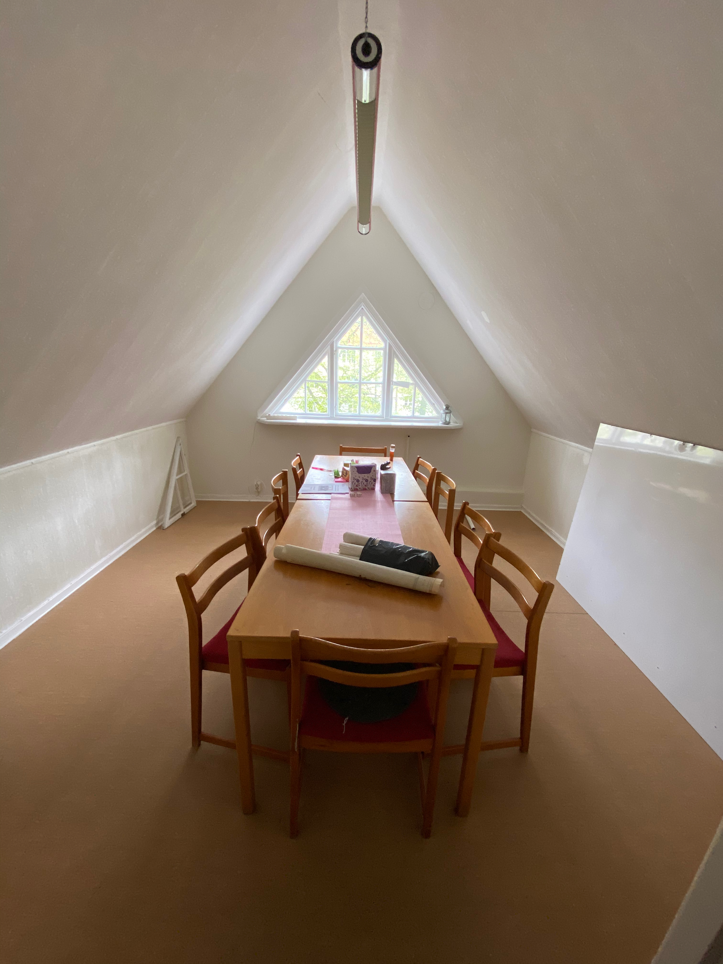 Vindsrum med triangelfönster och linoleumgolv