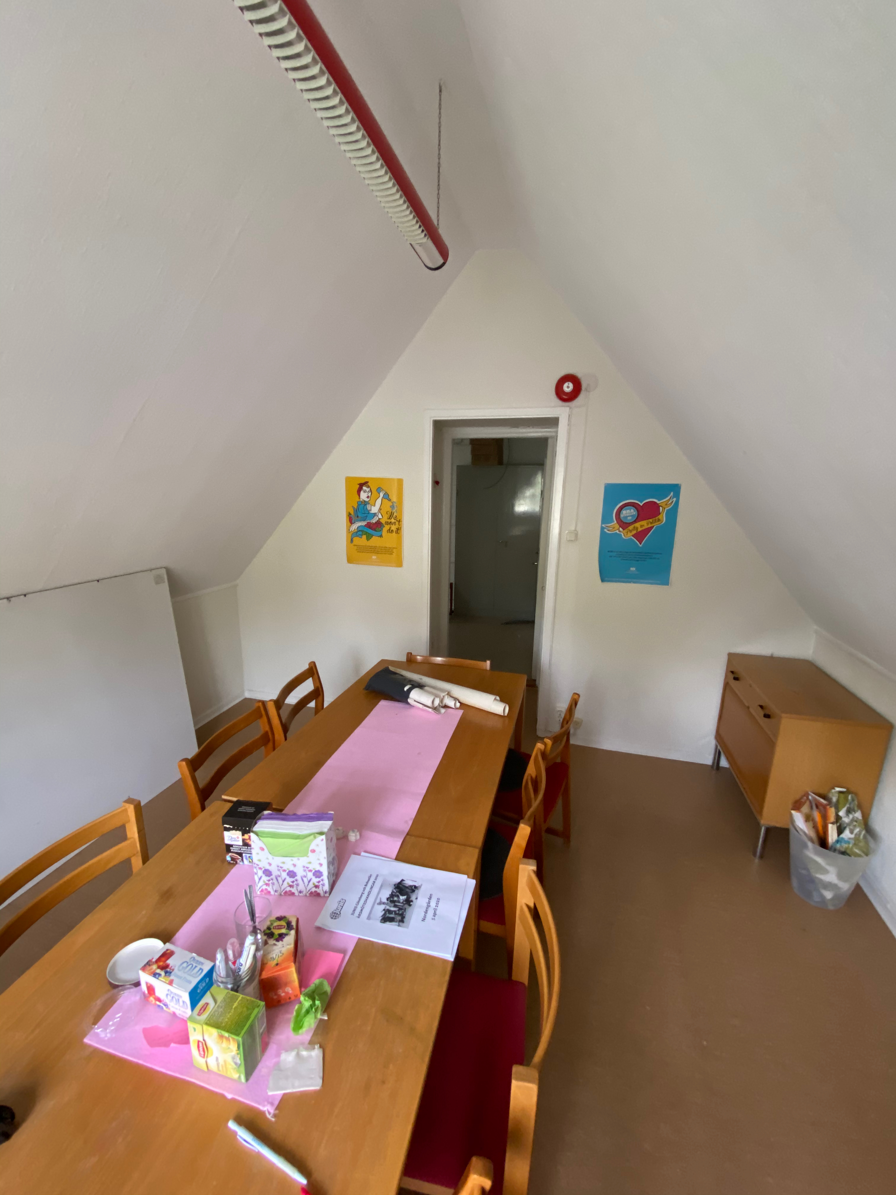 Vindsrum med barnverksamhet och lysrör