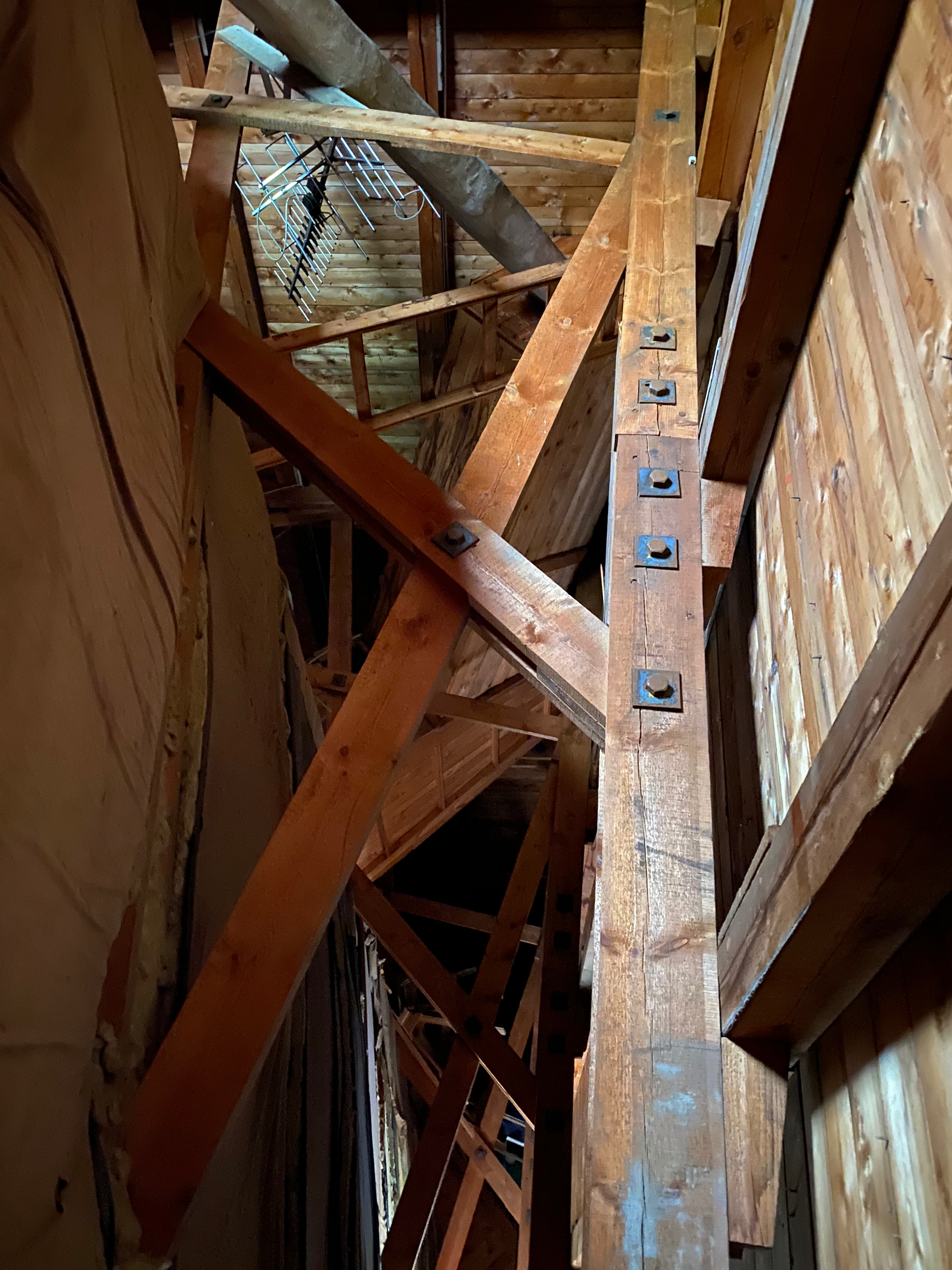 Blottlagd takstolsstruktur med metallbeslag