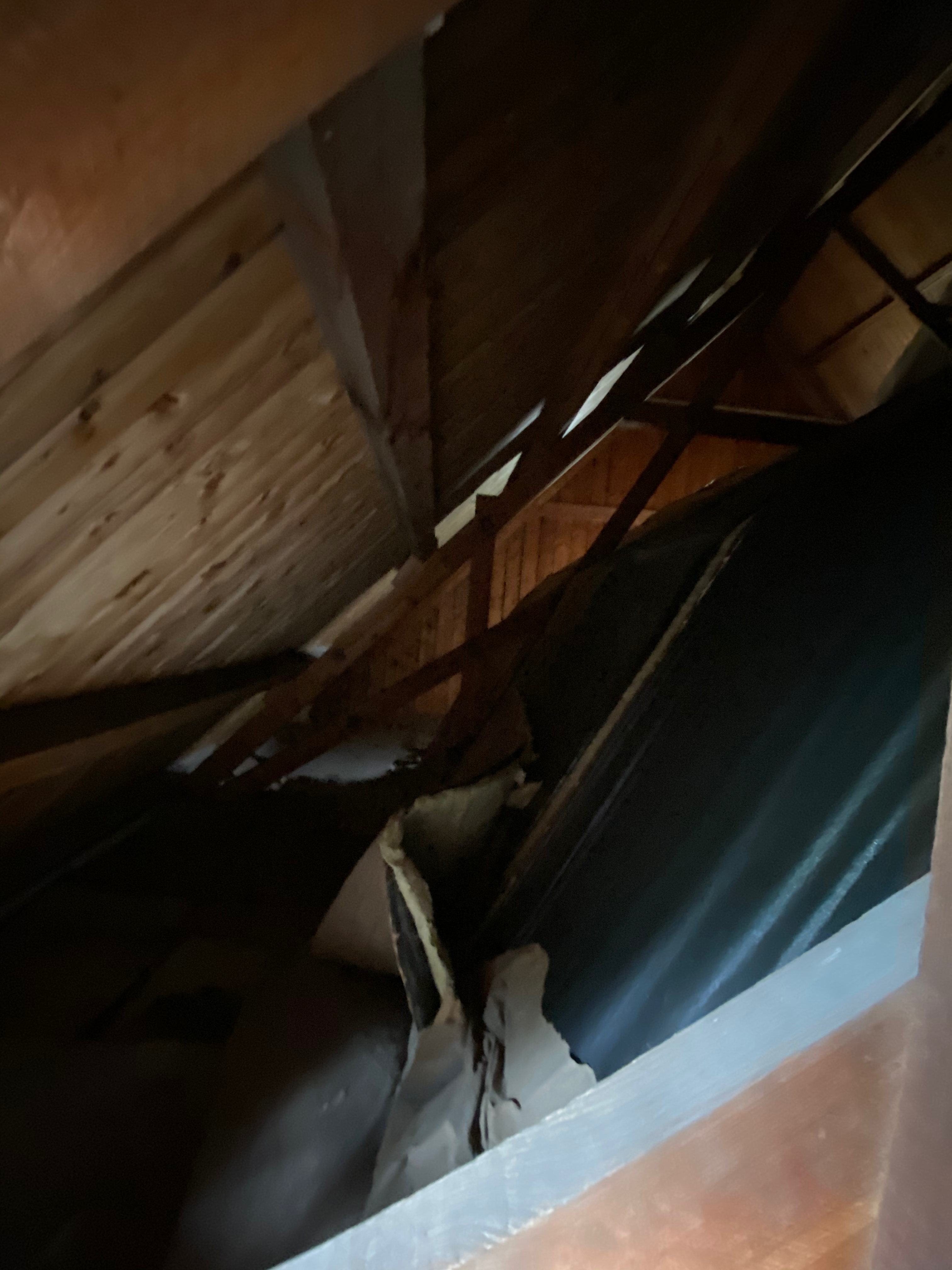 Vindsfönster med rå träpanel