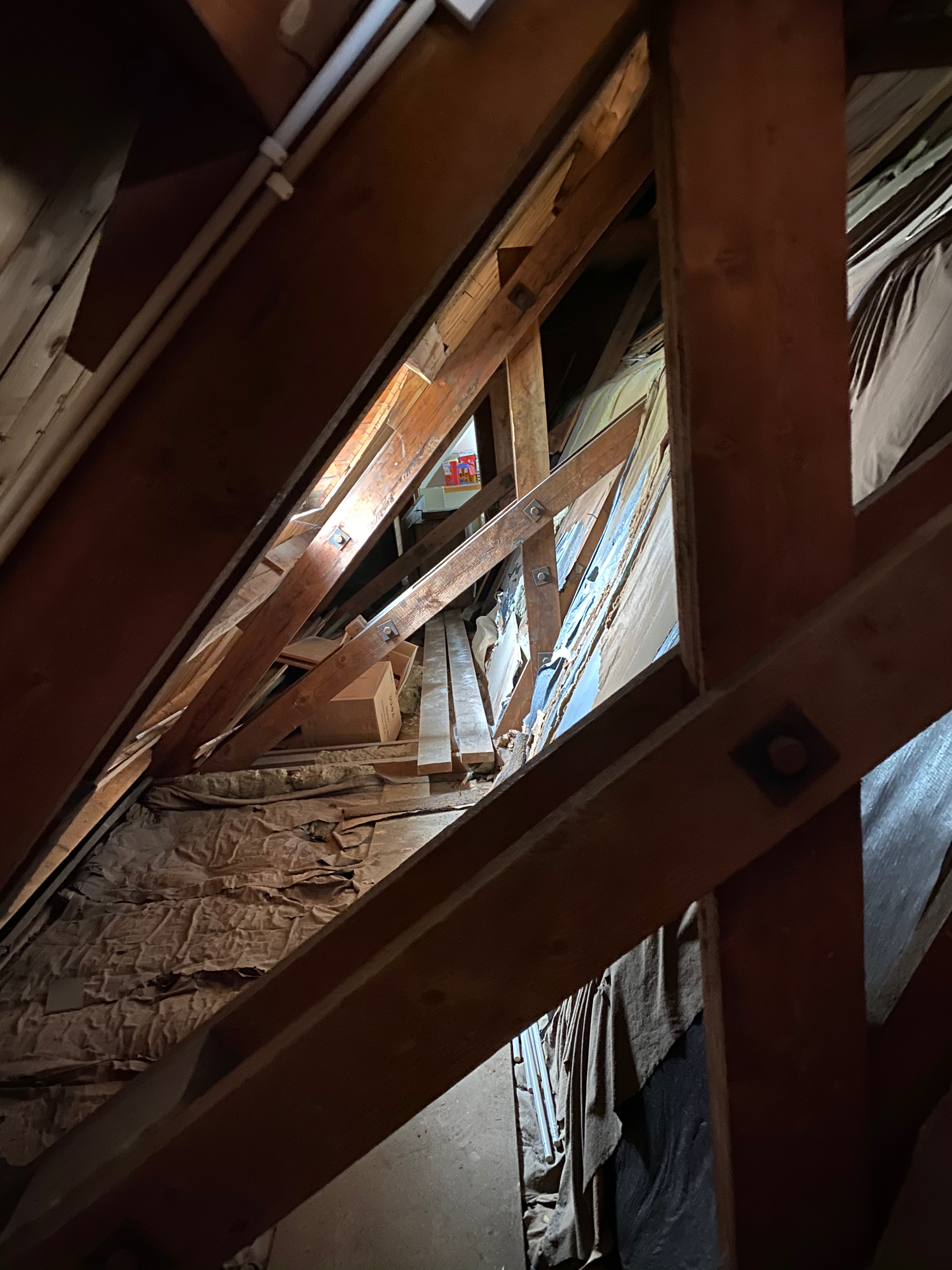 Takstommen sedd underifrån med isolering