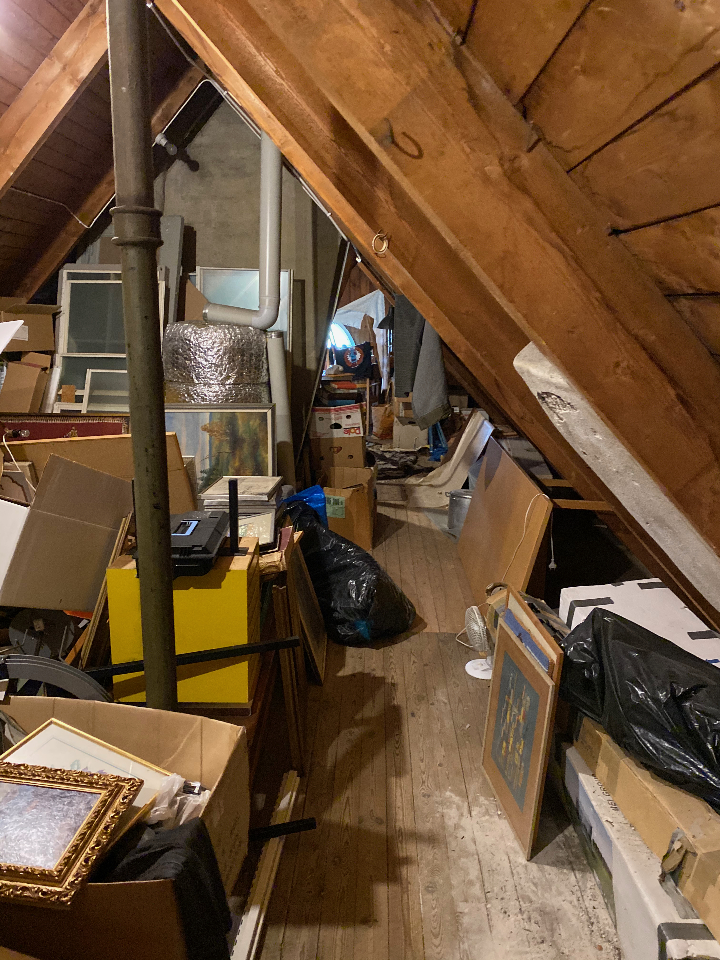 Vindsutrymme med spisrör och bråte