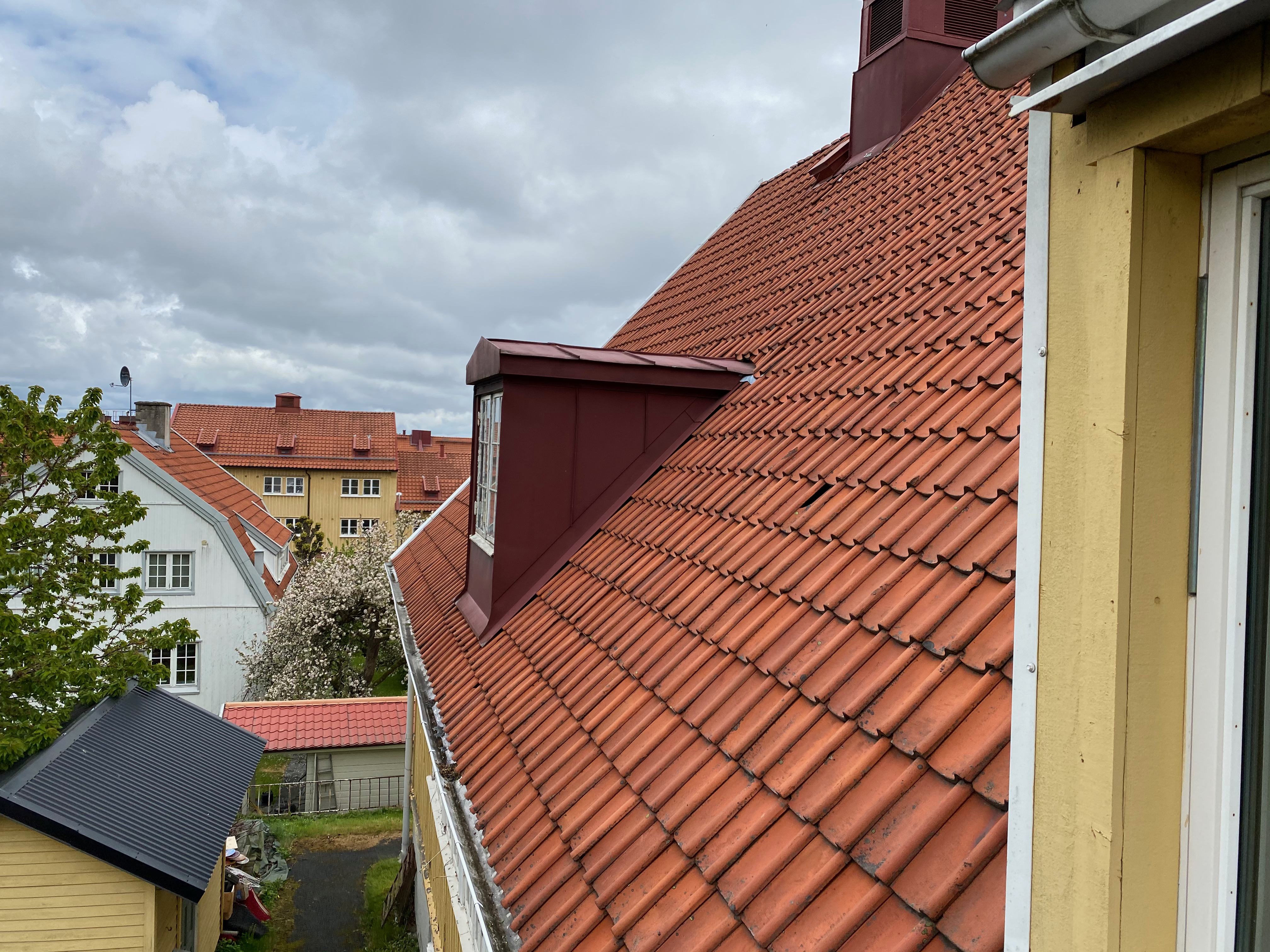 Tegeltaket och skorstenen sett från övervåningens fönster
