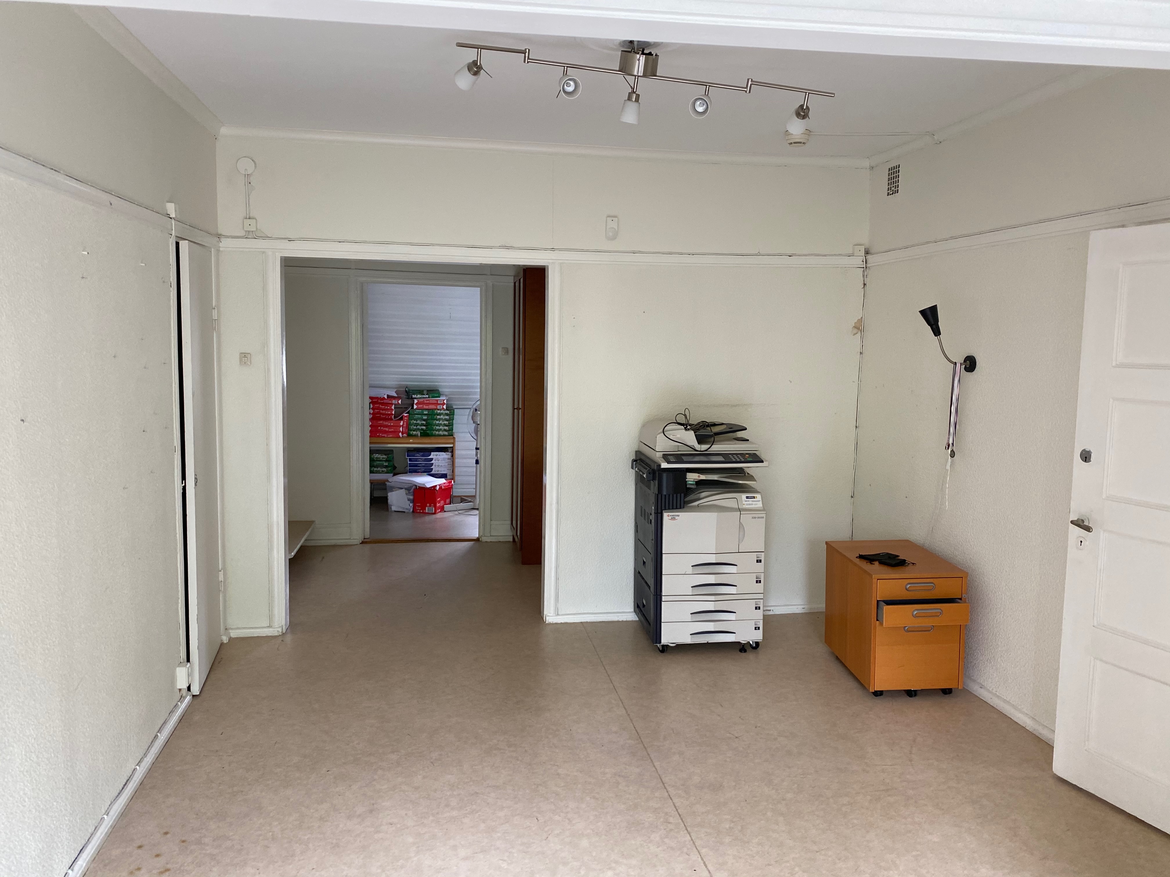 Tomt rum med kopiator och skenlampor