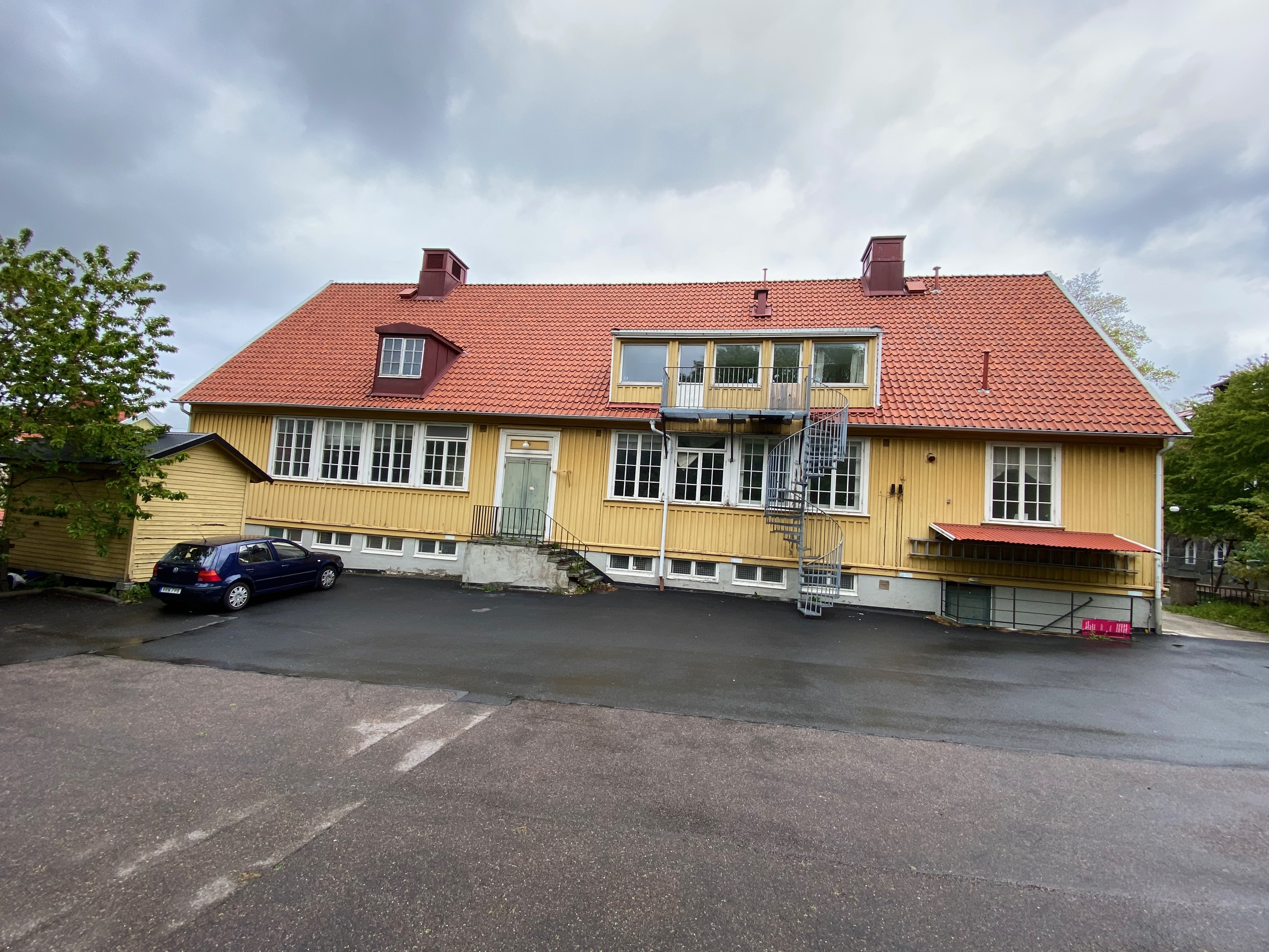 Villan sedd från parkeringssidan