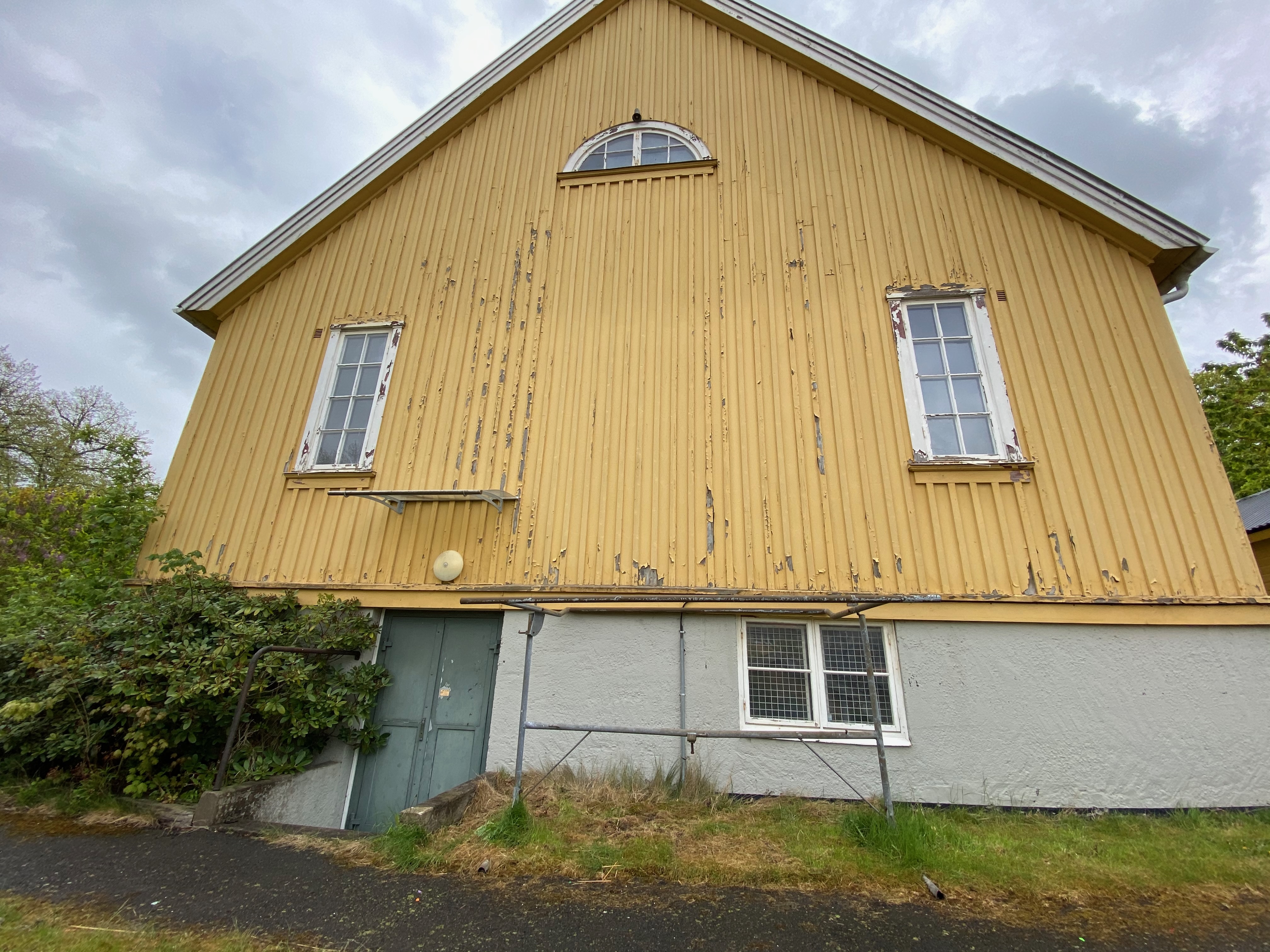 Gaveln med flagnad färg och sliten fasad