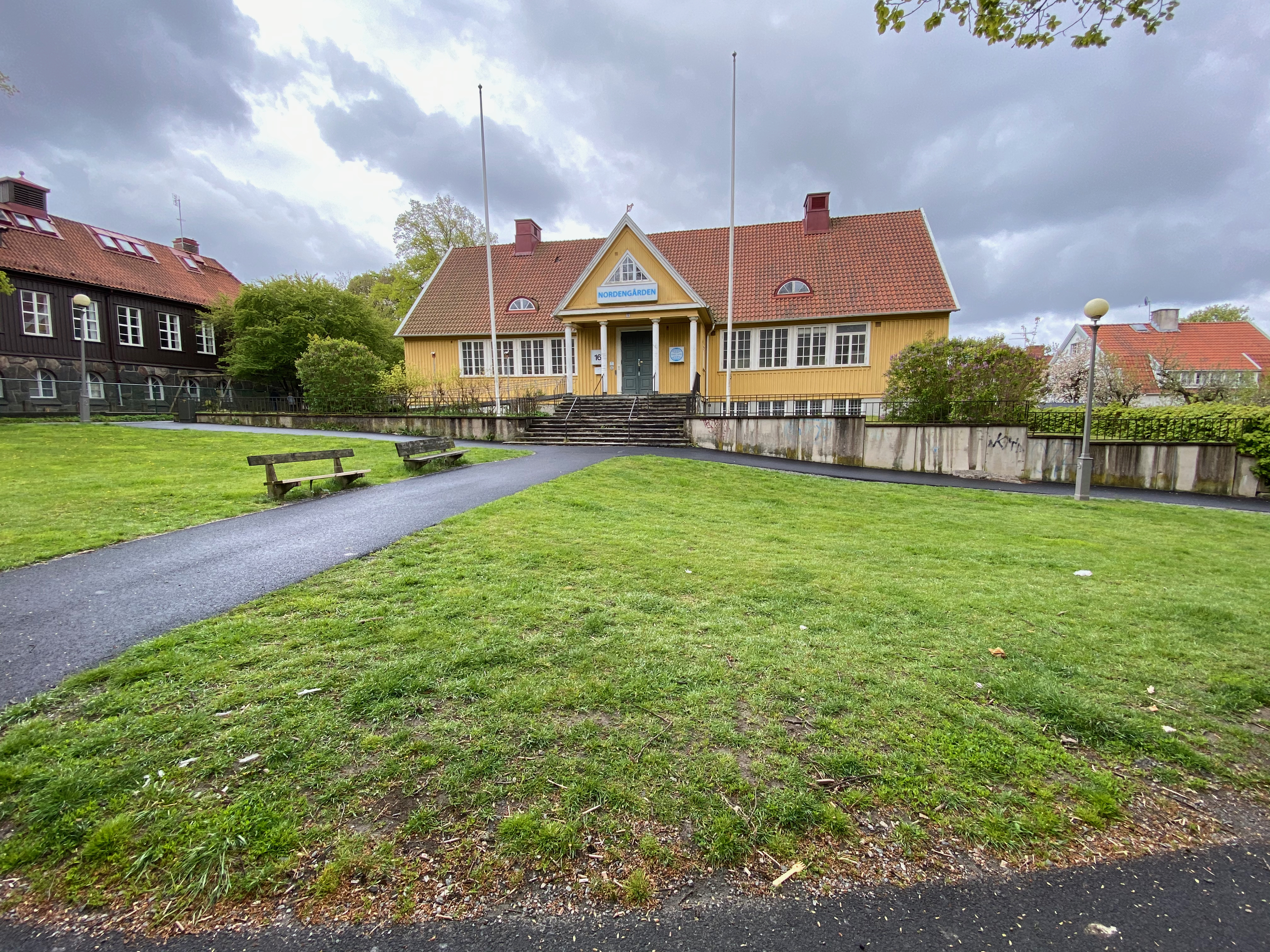Villan på avstånd med park och bänkar