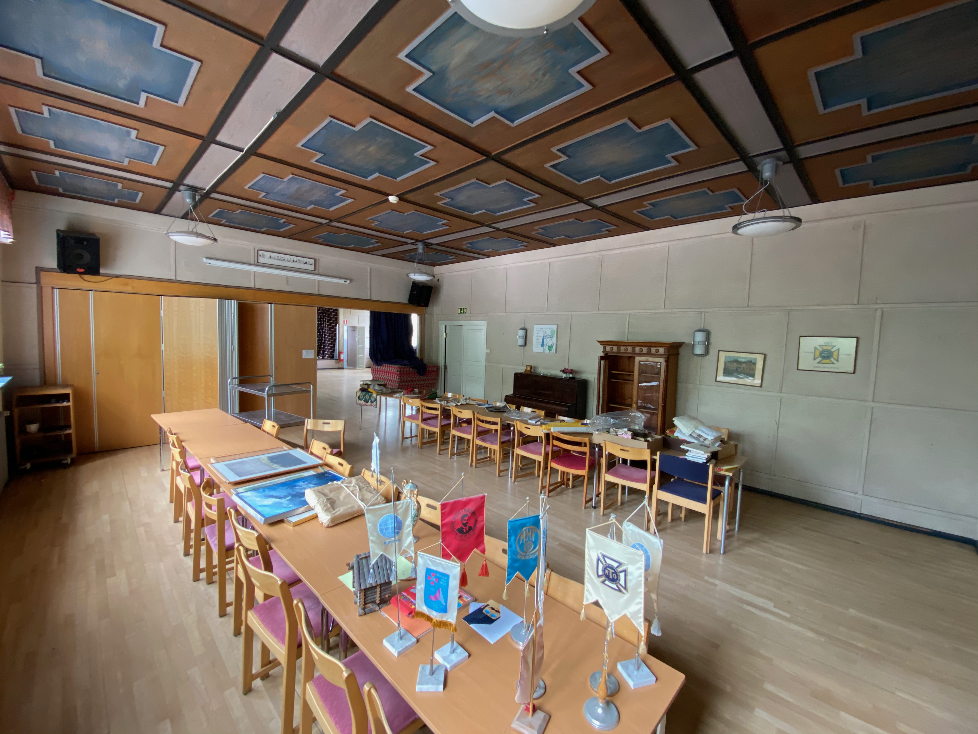 Samma rum med småflaggor och pysselgrejer på borden