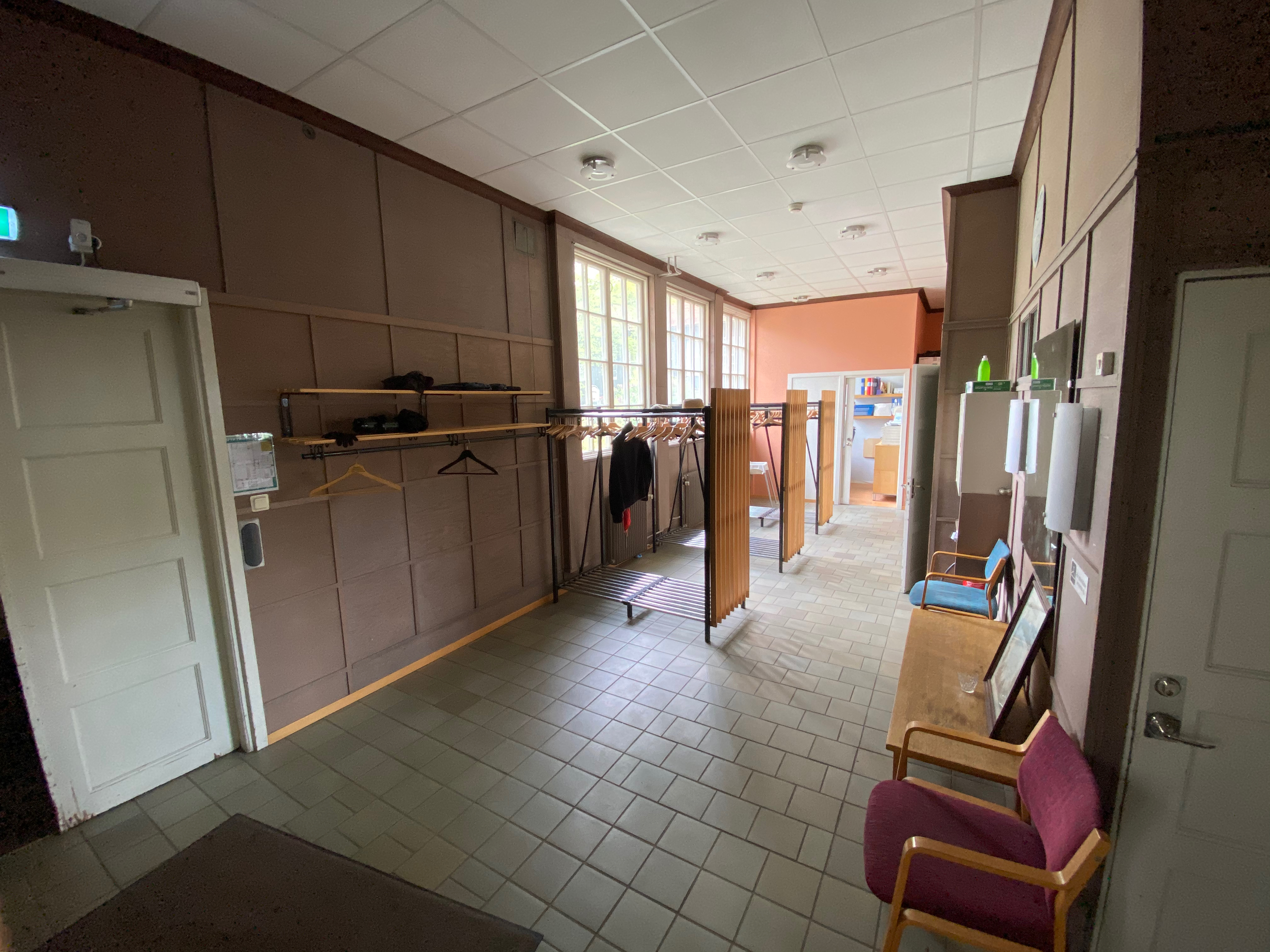 Entré med garderober och kaklade golv