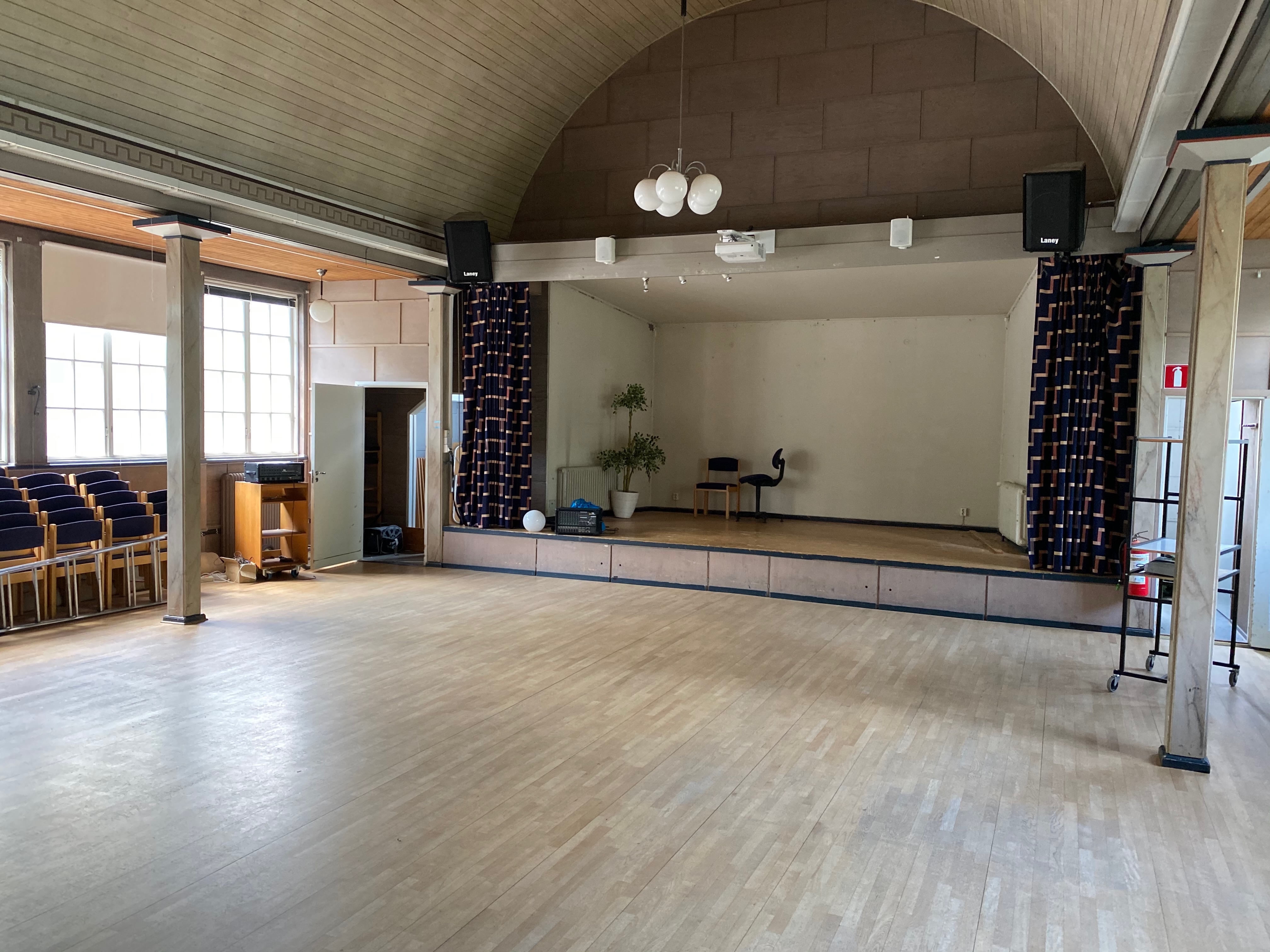 Salen med uppradade stolar och gardiner