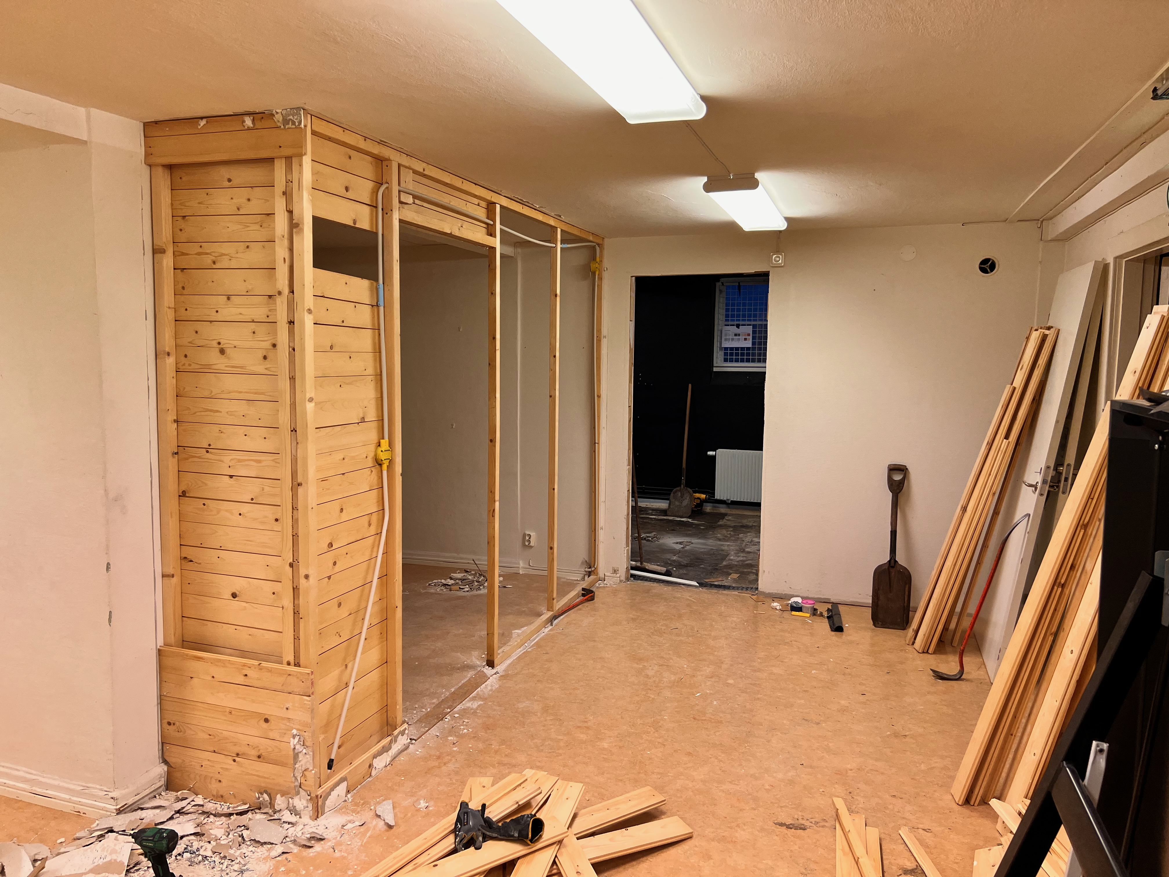 Ny regelvägg under uppbyggnad