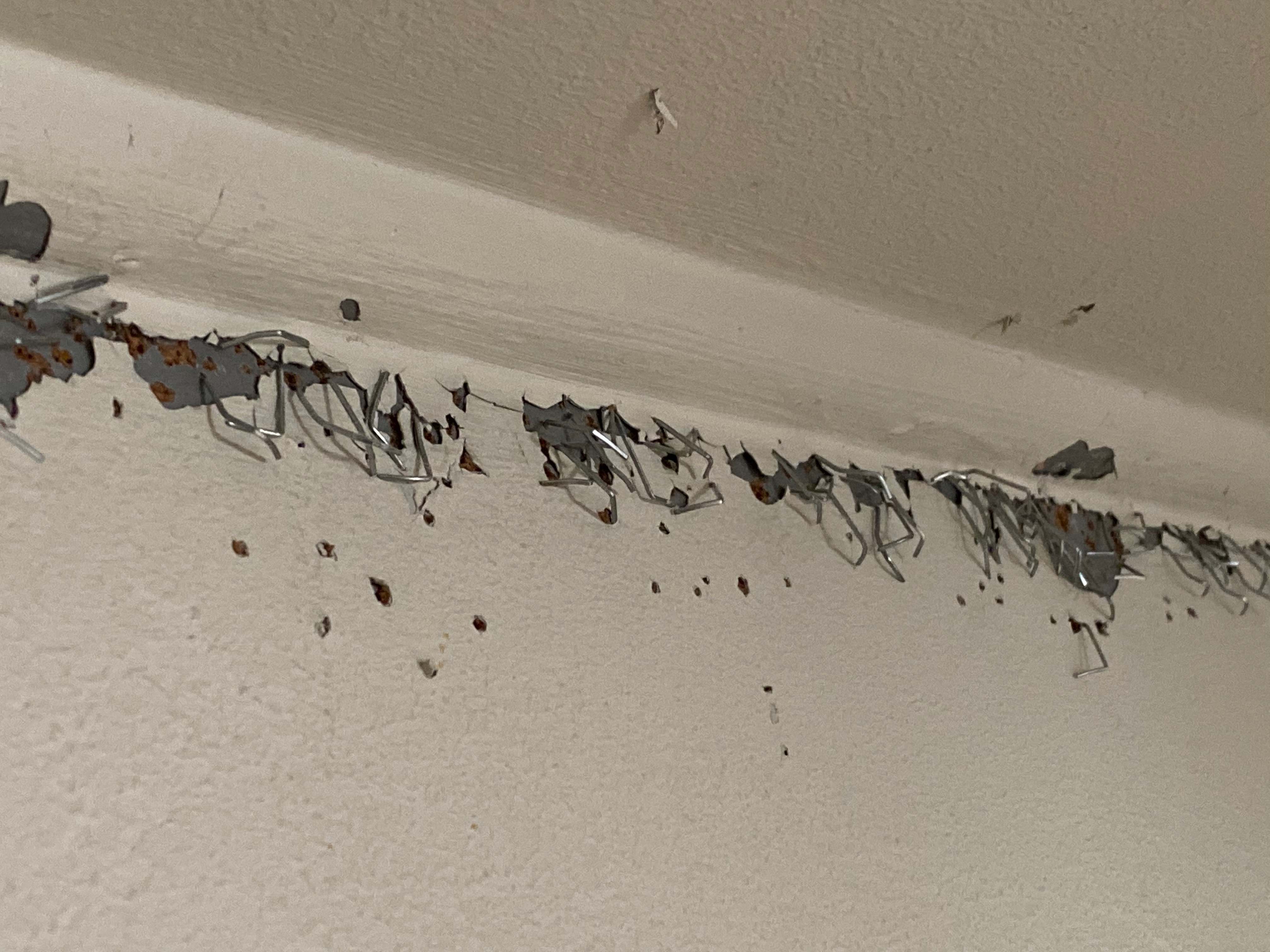 Klamrar kvar i list efter rivning