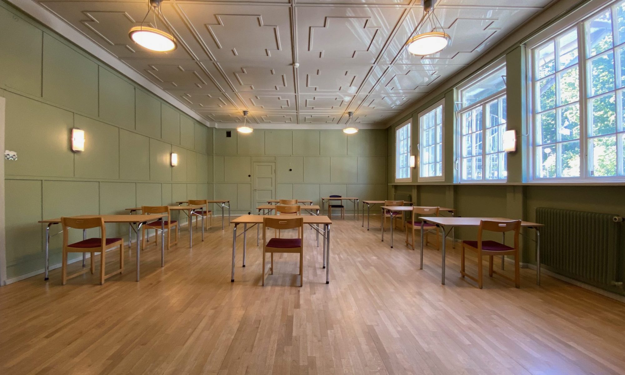 Konferensrummet med gröna panelväggar och dekorerat stuckaturtak