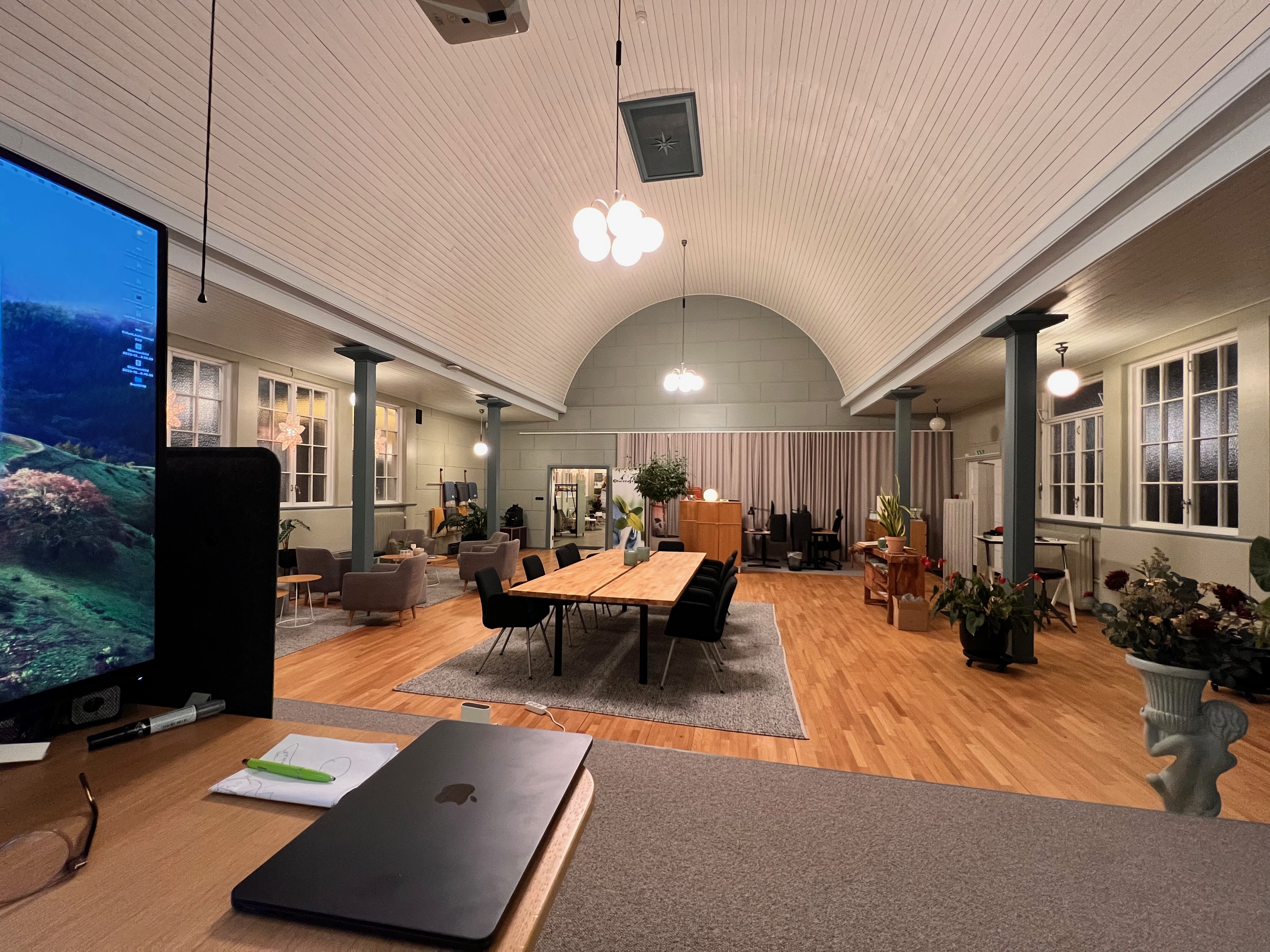 Salen i panoramavy med möbler och TV-skärm