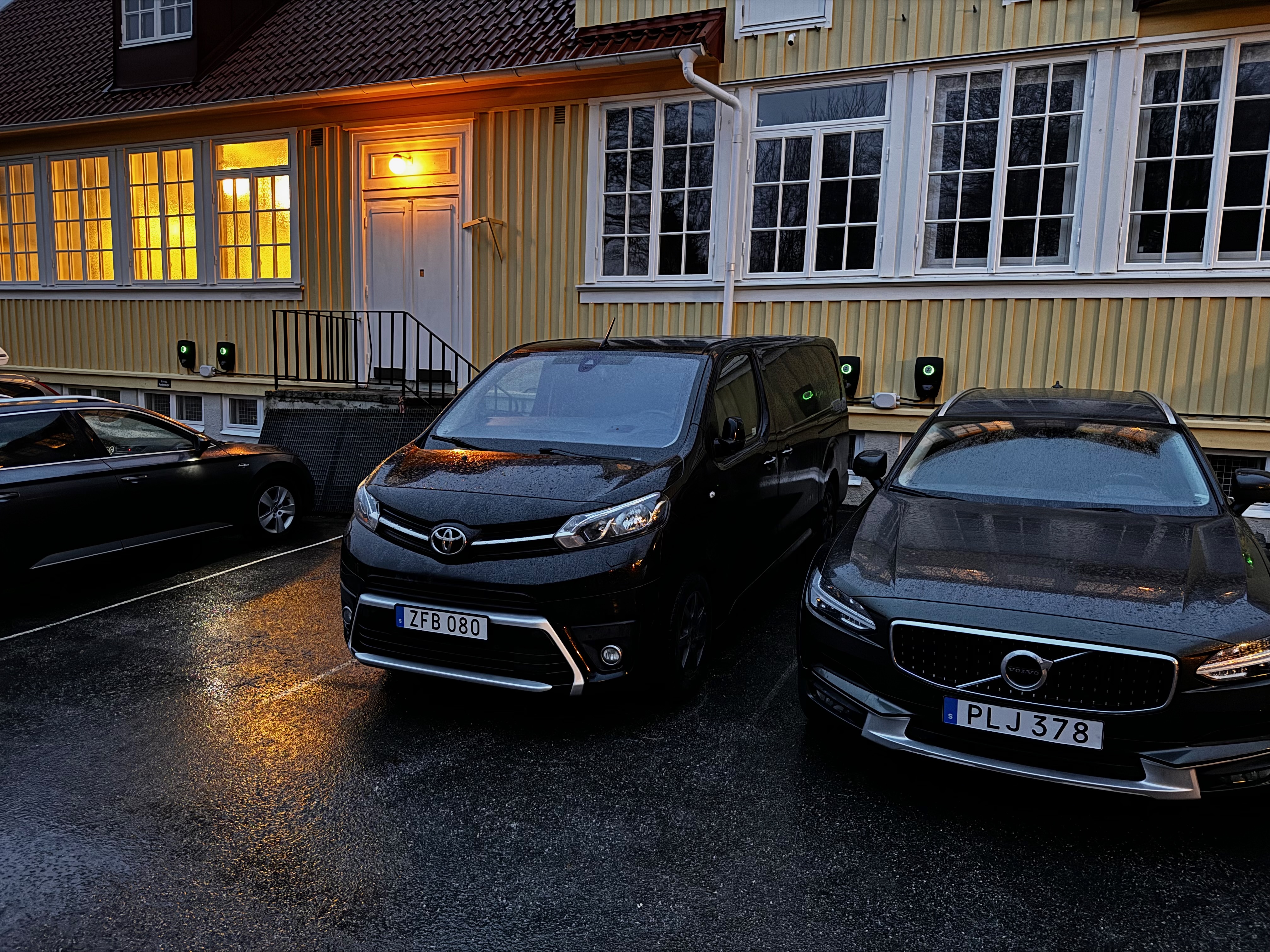 Kvällsvy med parkeringsplats och laddstolpar