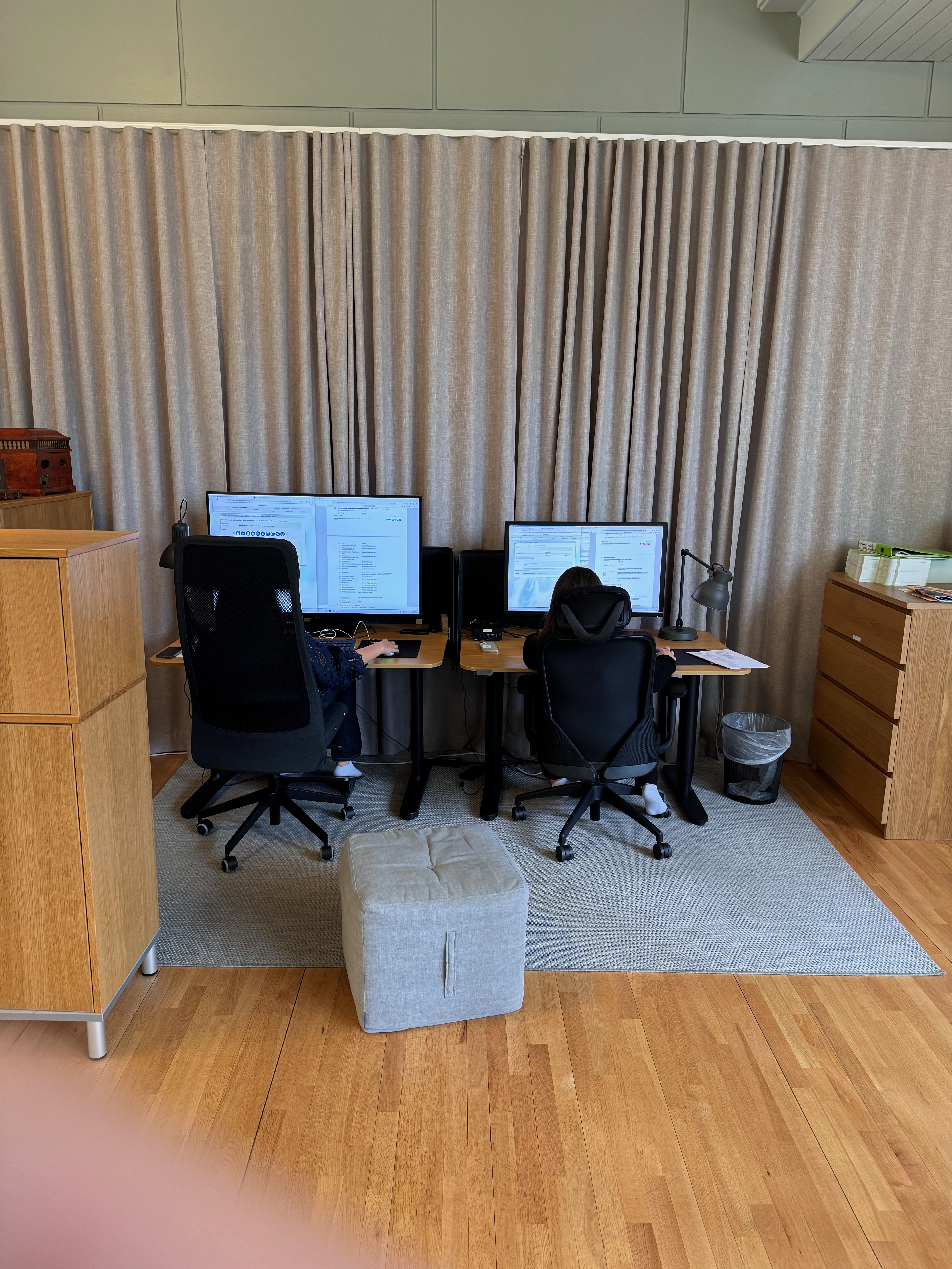 Arbetsplats med dubbla skärmar och gardinvägg