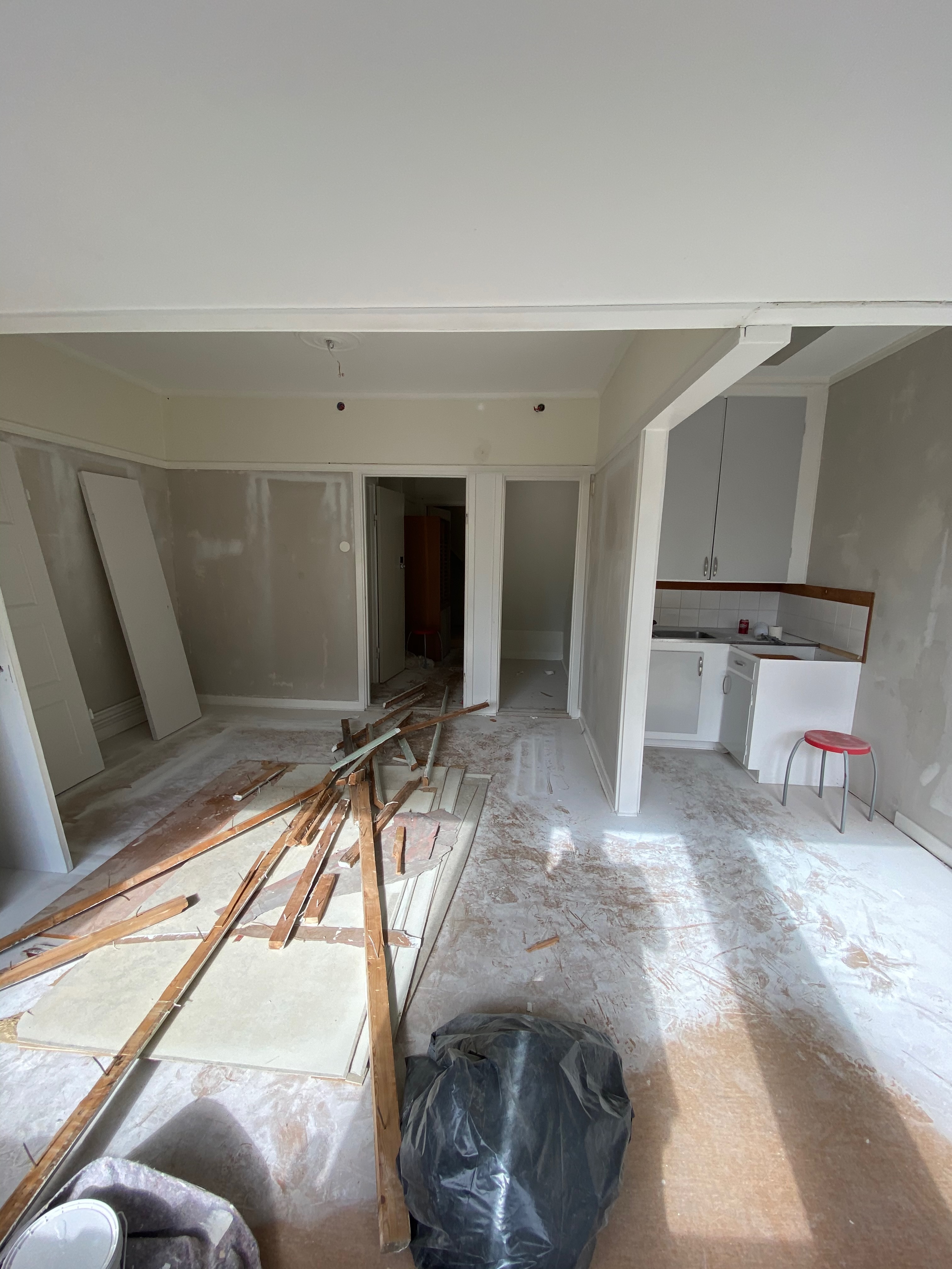 Rum under renovering med ny gips och pentry