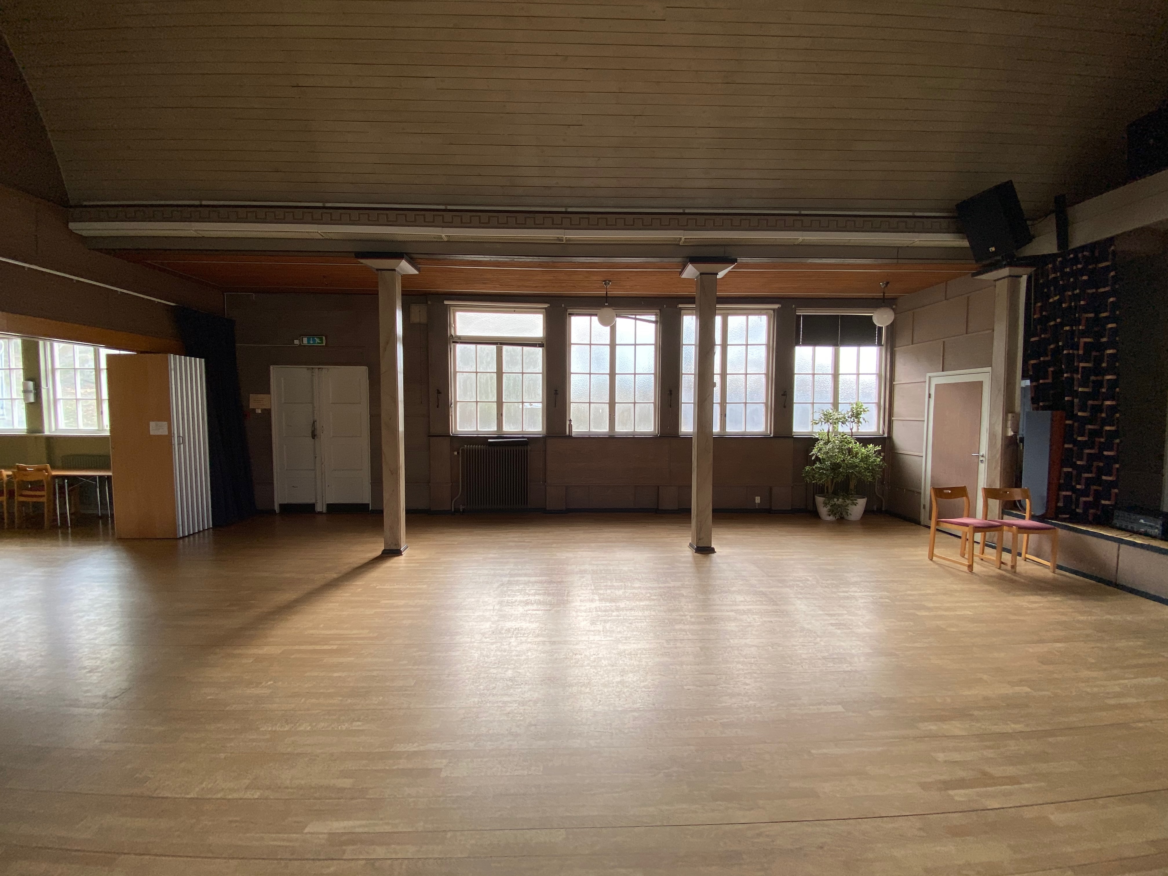 Salen med fönster och scenområde efter städning