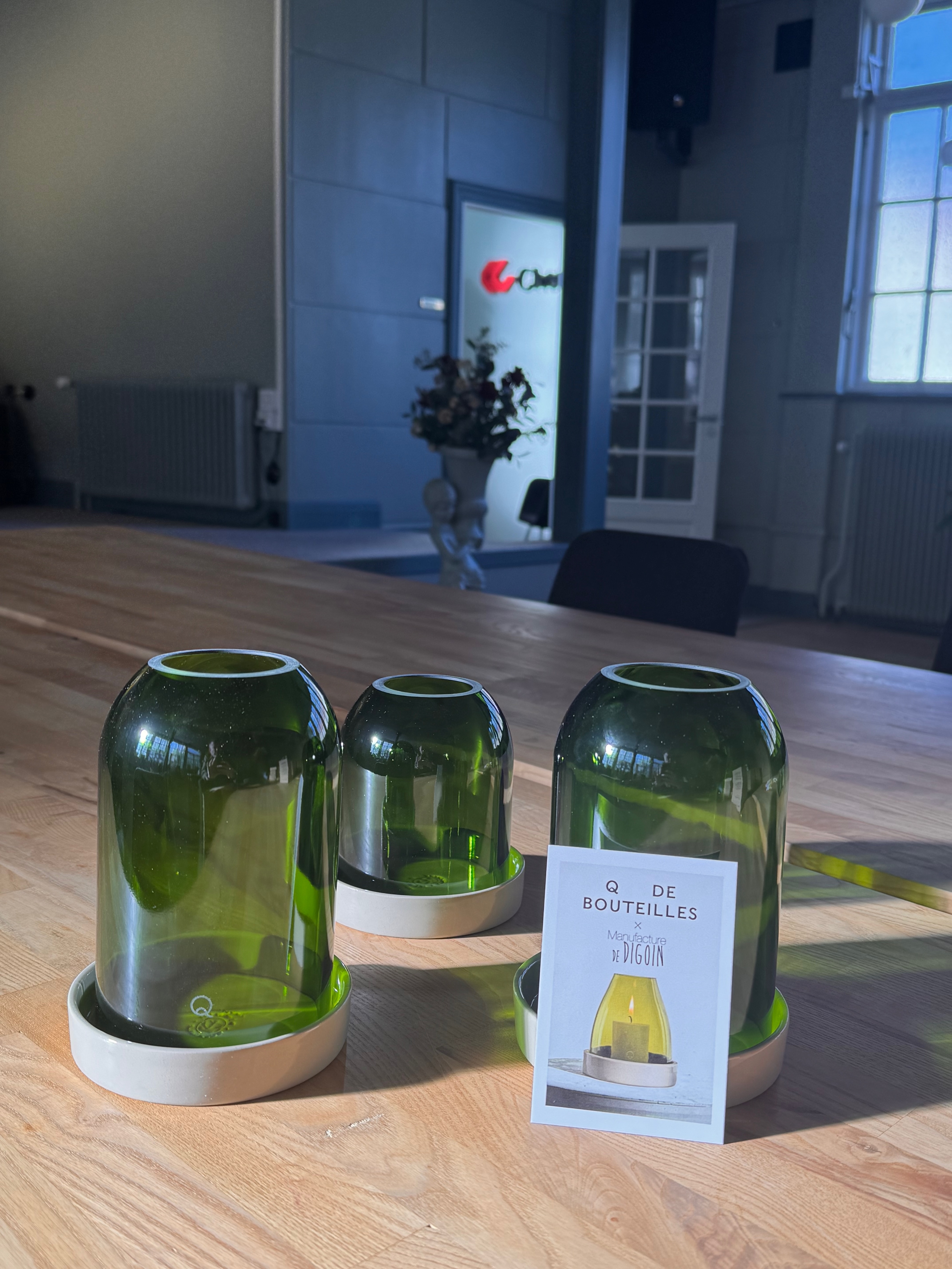 Dekorativa glasflaskor med ljus på bord