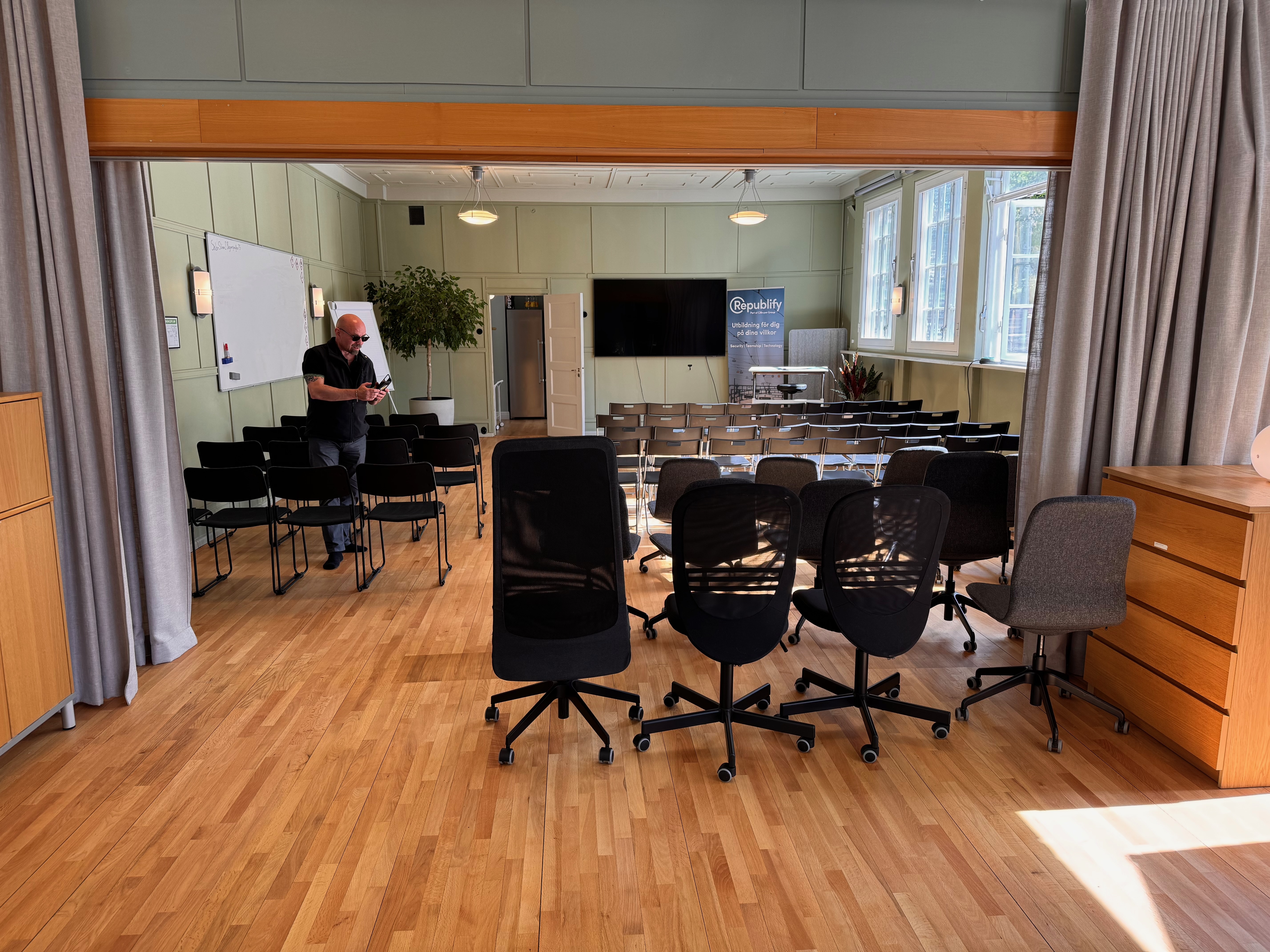 Konferensrum med biosittning