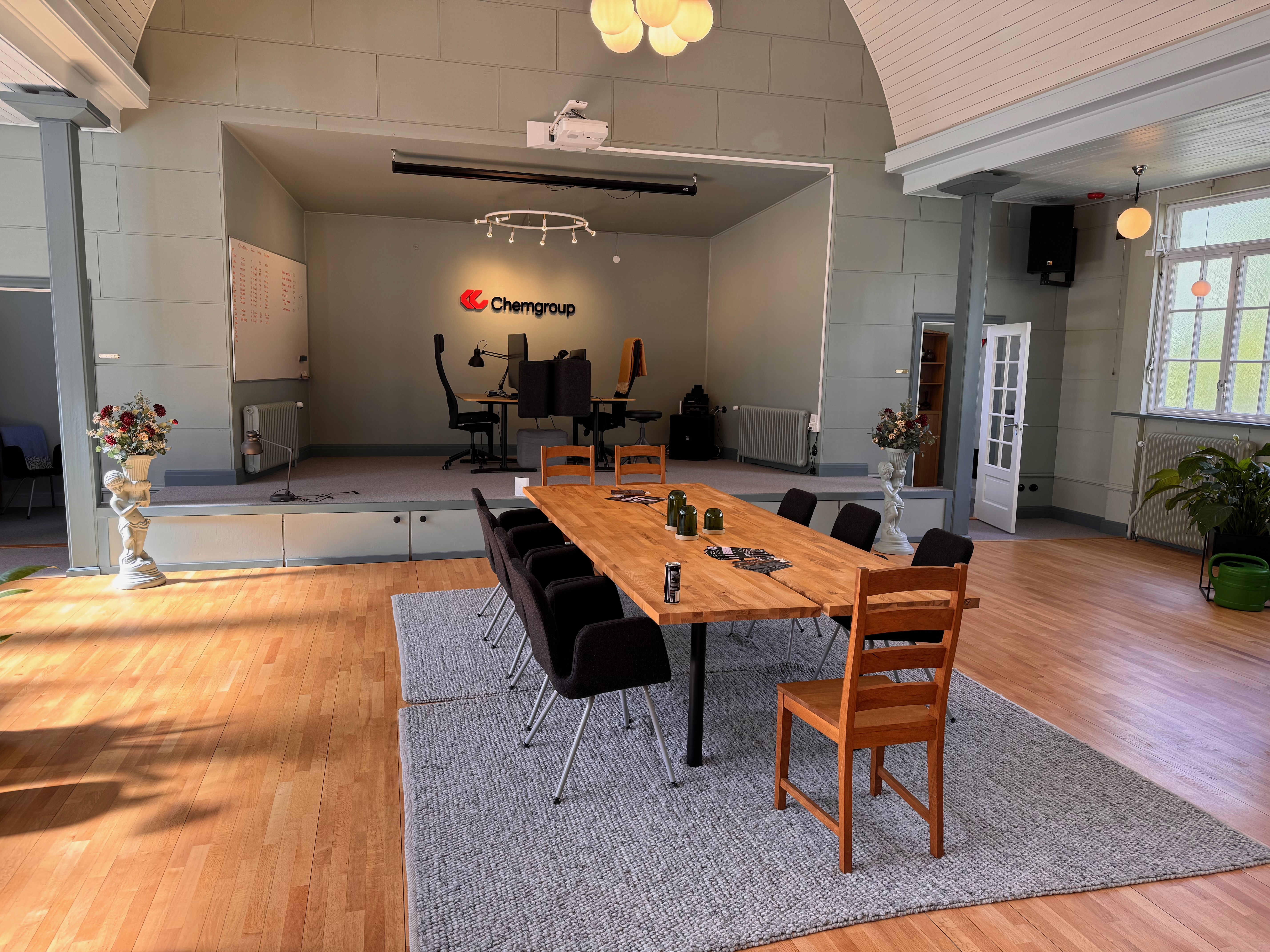 Event i salen med scen och matbord