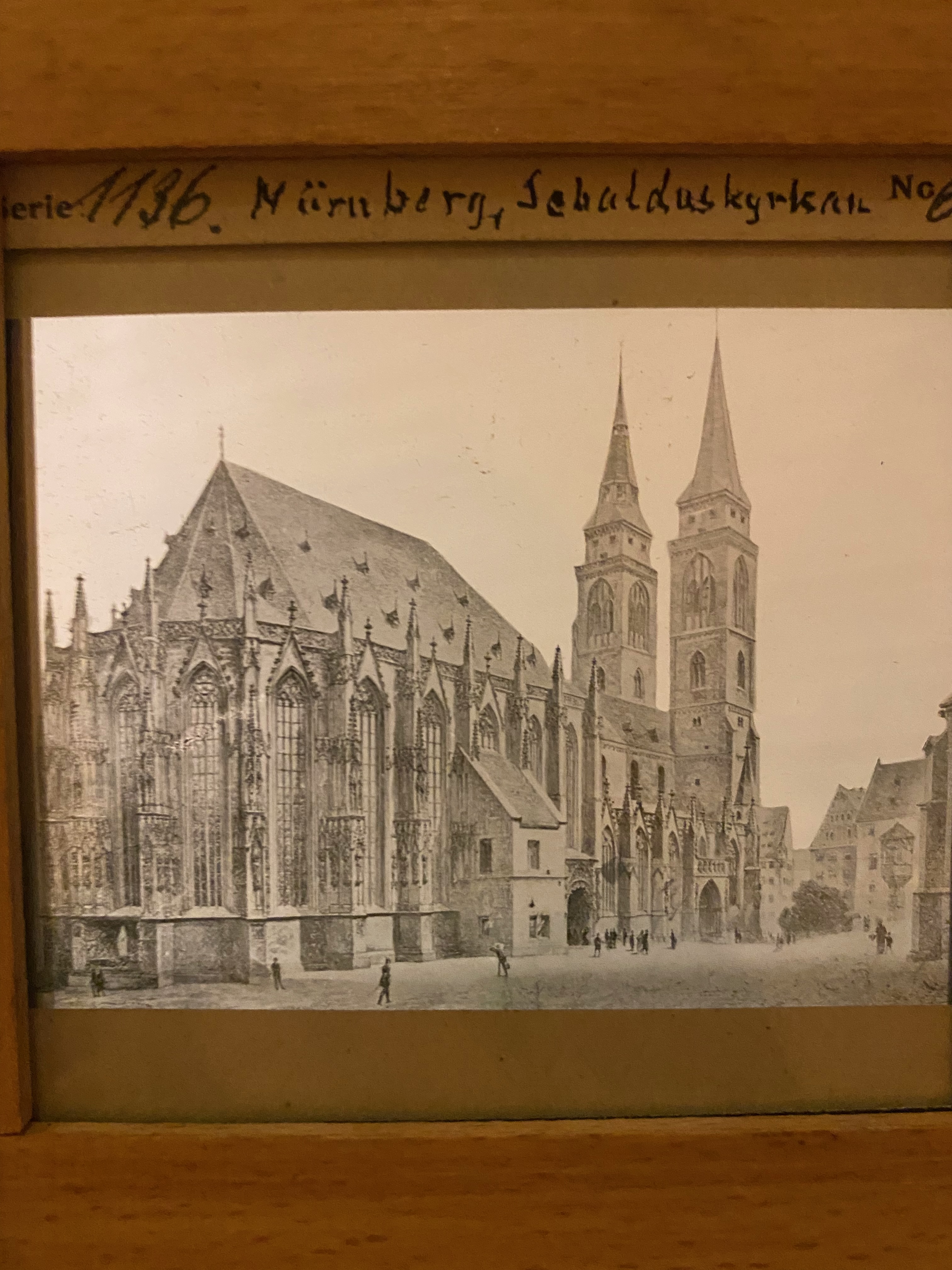 Fotografisk glasdia – Nürnberg, Sebalduskyrkan, med svensk text