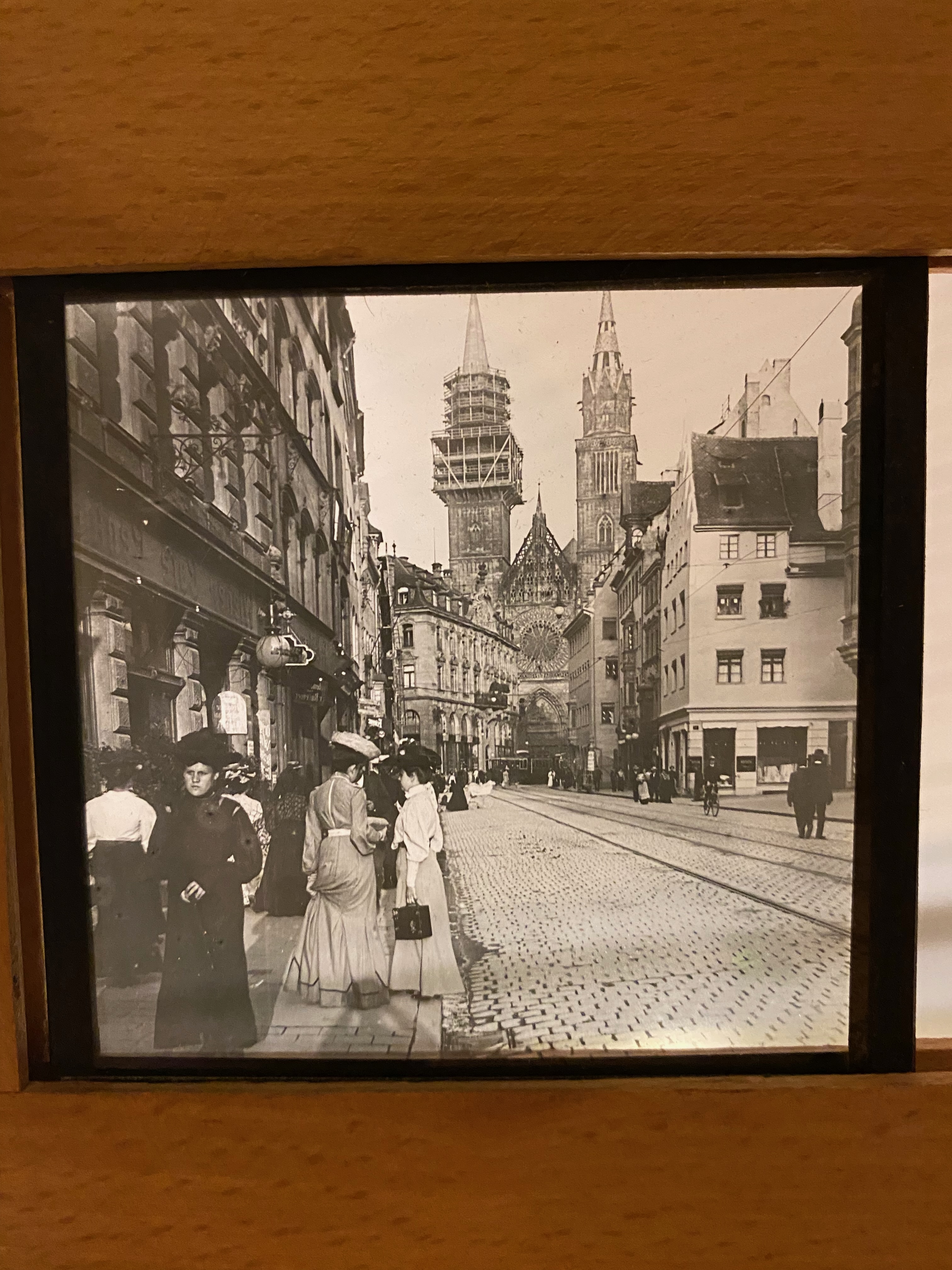 Fotografisk glasdia – gatuvy från sekelskiftets Nürnberg