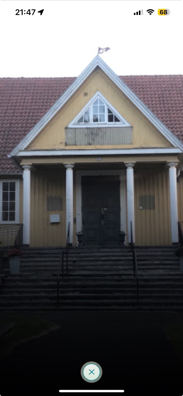 Entrén med pelare och slitna trappsteg före renovering